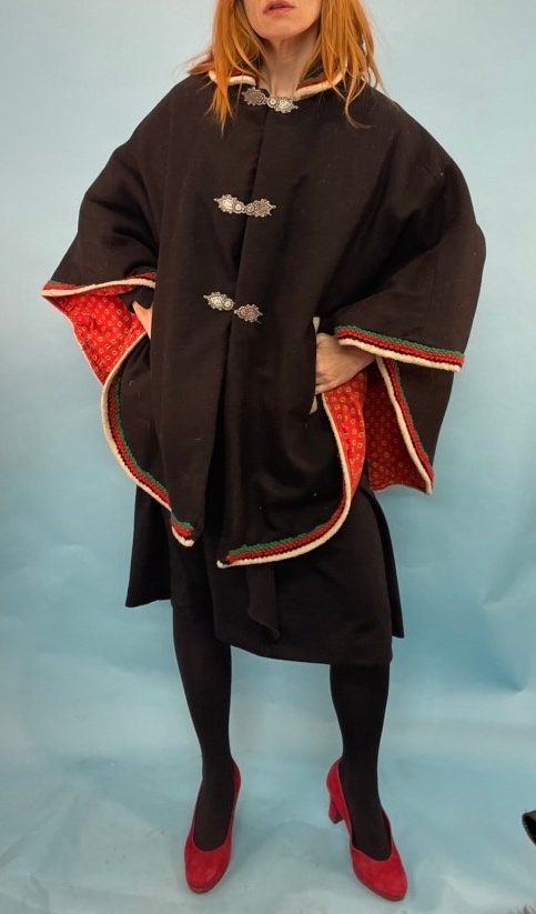 vtg 50s BLACK WOOL CAPE // Scandinavian Style Festive Winter Coat // Oktoberfest femme dracula costume red riding hood swedish german norsk