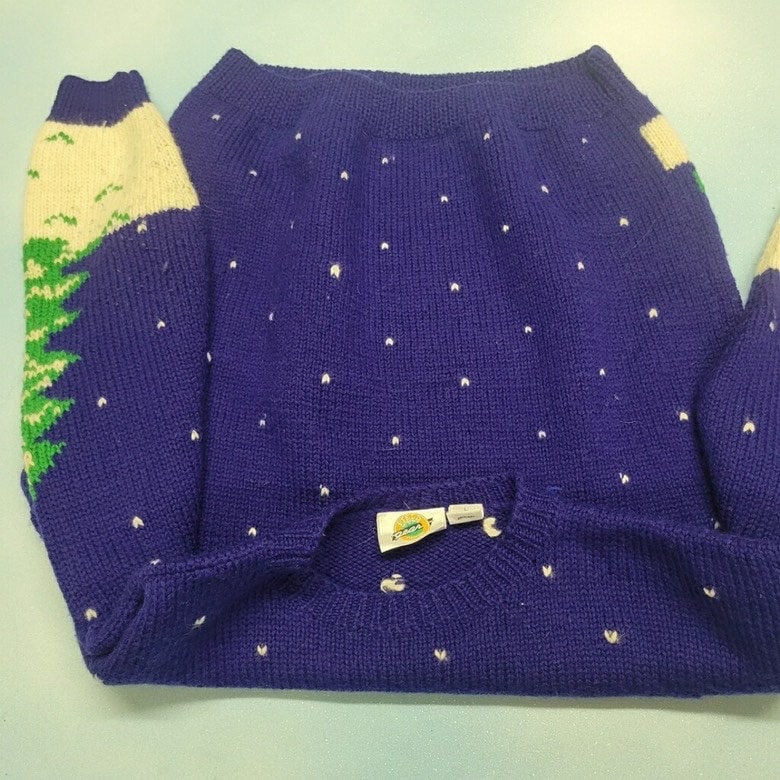 vtg 80s XMAS WINTER SCENE Sweater // vintage womens large cozy cottage in the snow wool knit snowflake print big pictorial house snowy trees