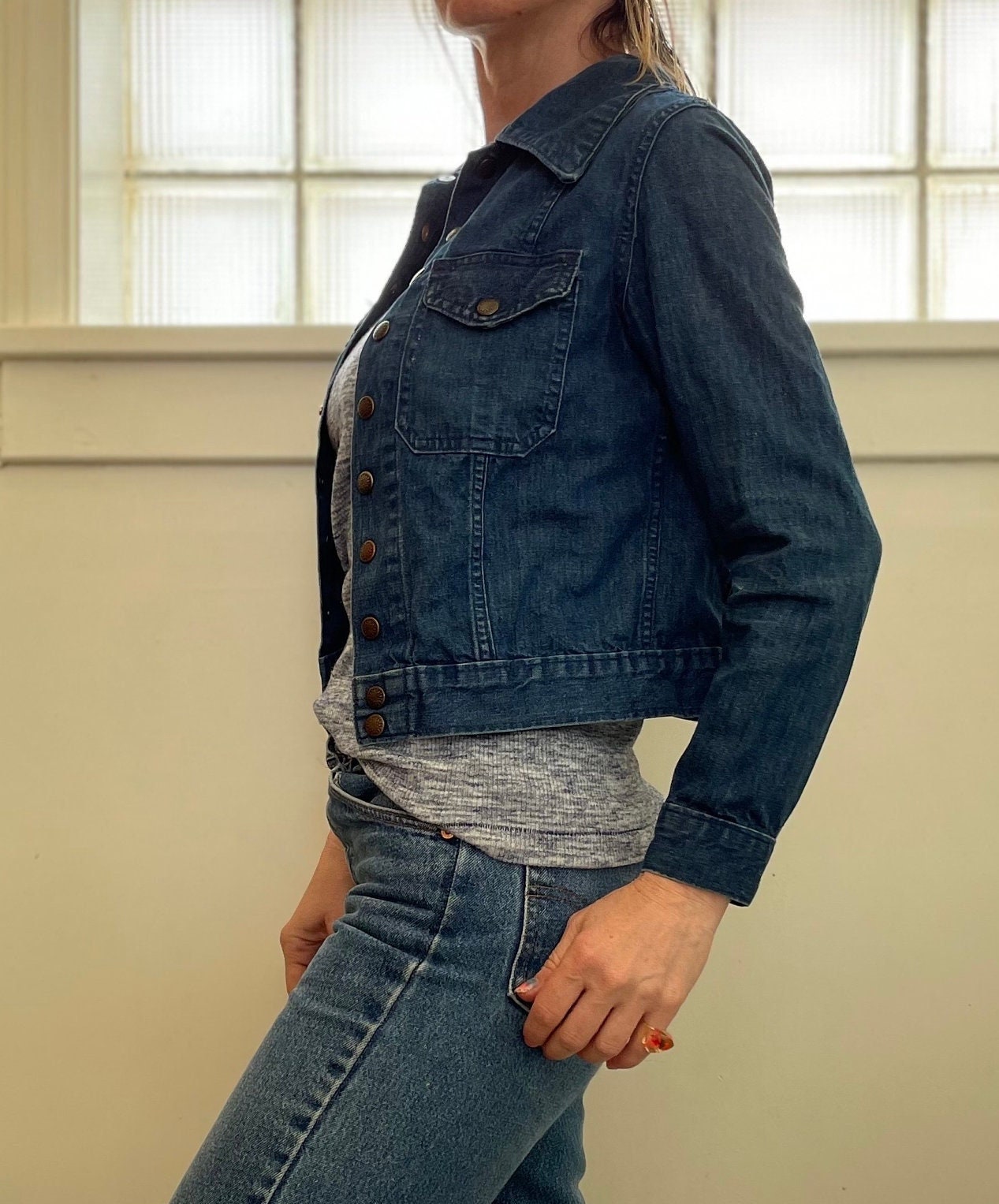 Vintage 70s CROPPED JEAN JACKET / Petite Dark Wash Denim Jacket Button Up Front Pockets Cotton Light indigo pointy collar fitted top