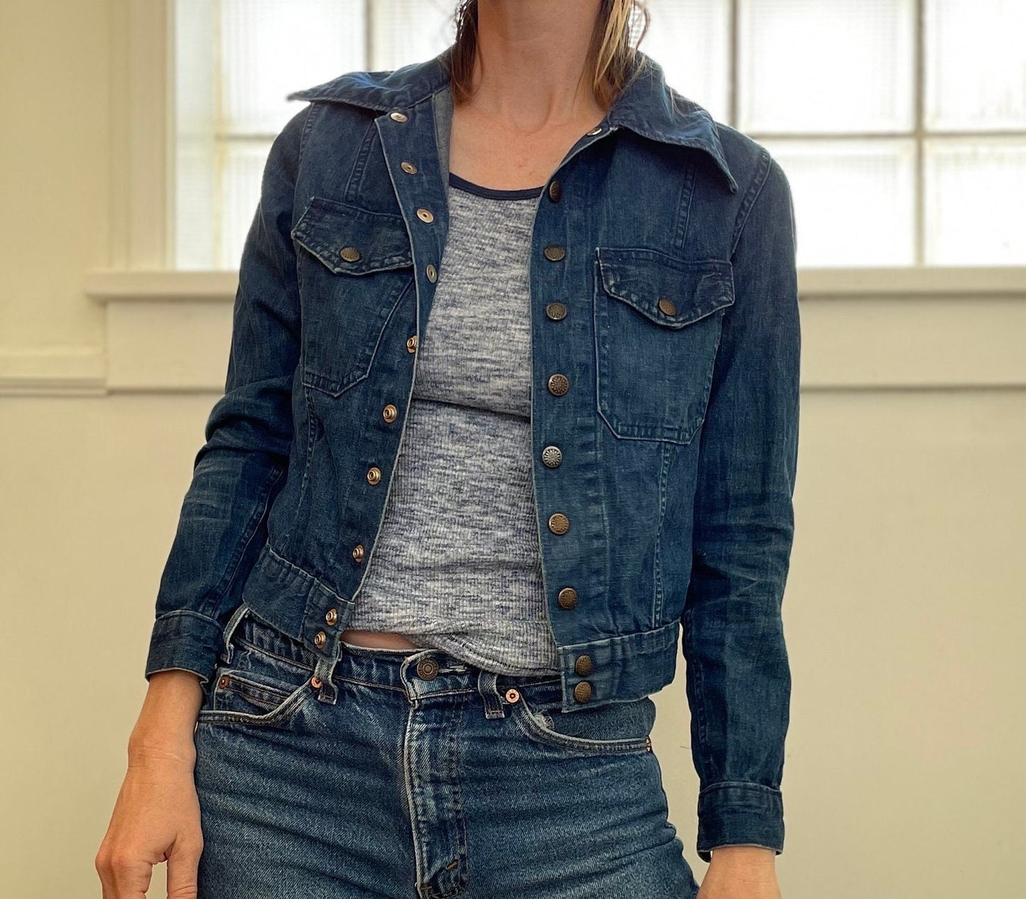 Vintage 70s CROPPED JEAN JACKET / Petite Dark Wash Denim Jacket Button Up Front Pockets Cotton Light indigo pointy collar fitted top