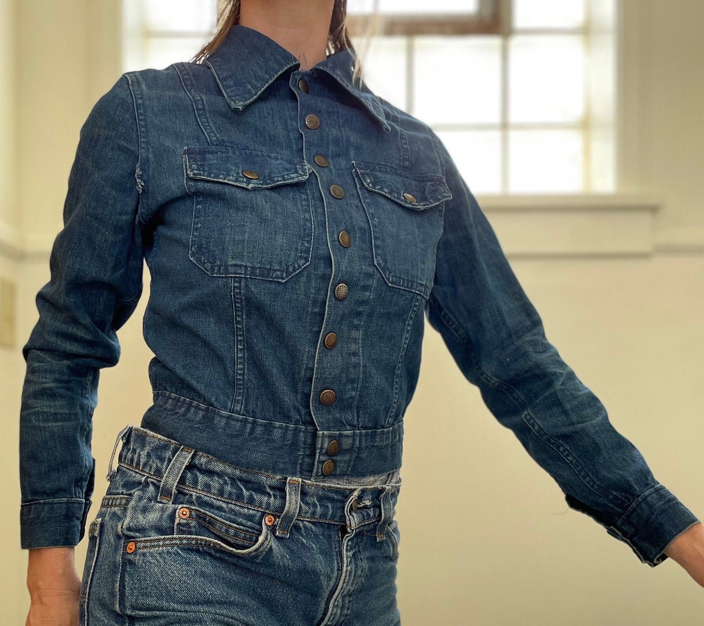 Vintage 70s CROPPED JEAN JACKET / Petite Dark Wash Denim Jacket Button Up Front Pockets Cotton Light indigo pointy collar fitted top