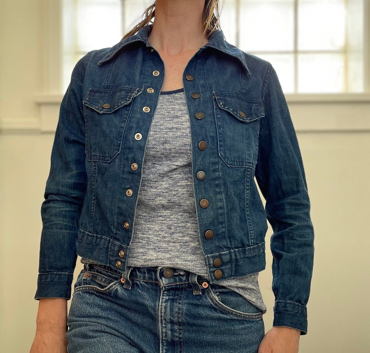 Vintage 70s CROPPED JEAN JACKET / Petite Dark Wash Denim Jacket Button Up Front Pockets Cotton Light indigo pointy collar fitted top