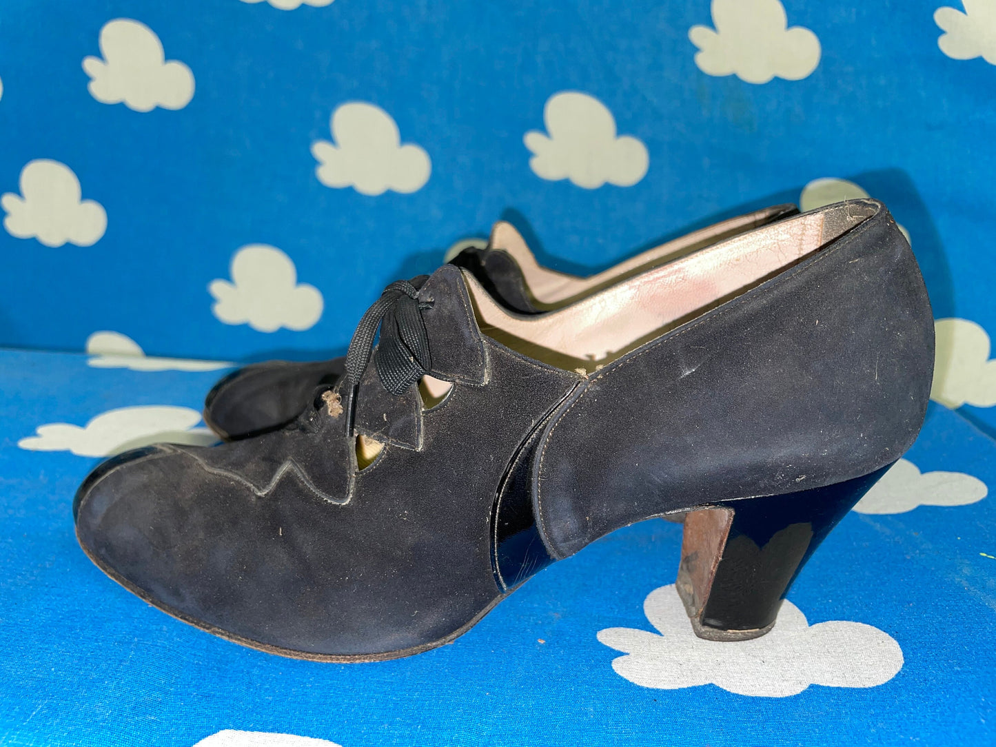 vtg 40s ART DECO PUMPS // cut out kitten heels black leather sexy goth winter witch 1930s cute chunky low suede shoes zig zag rockabilly