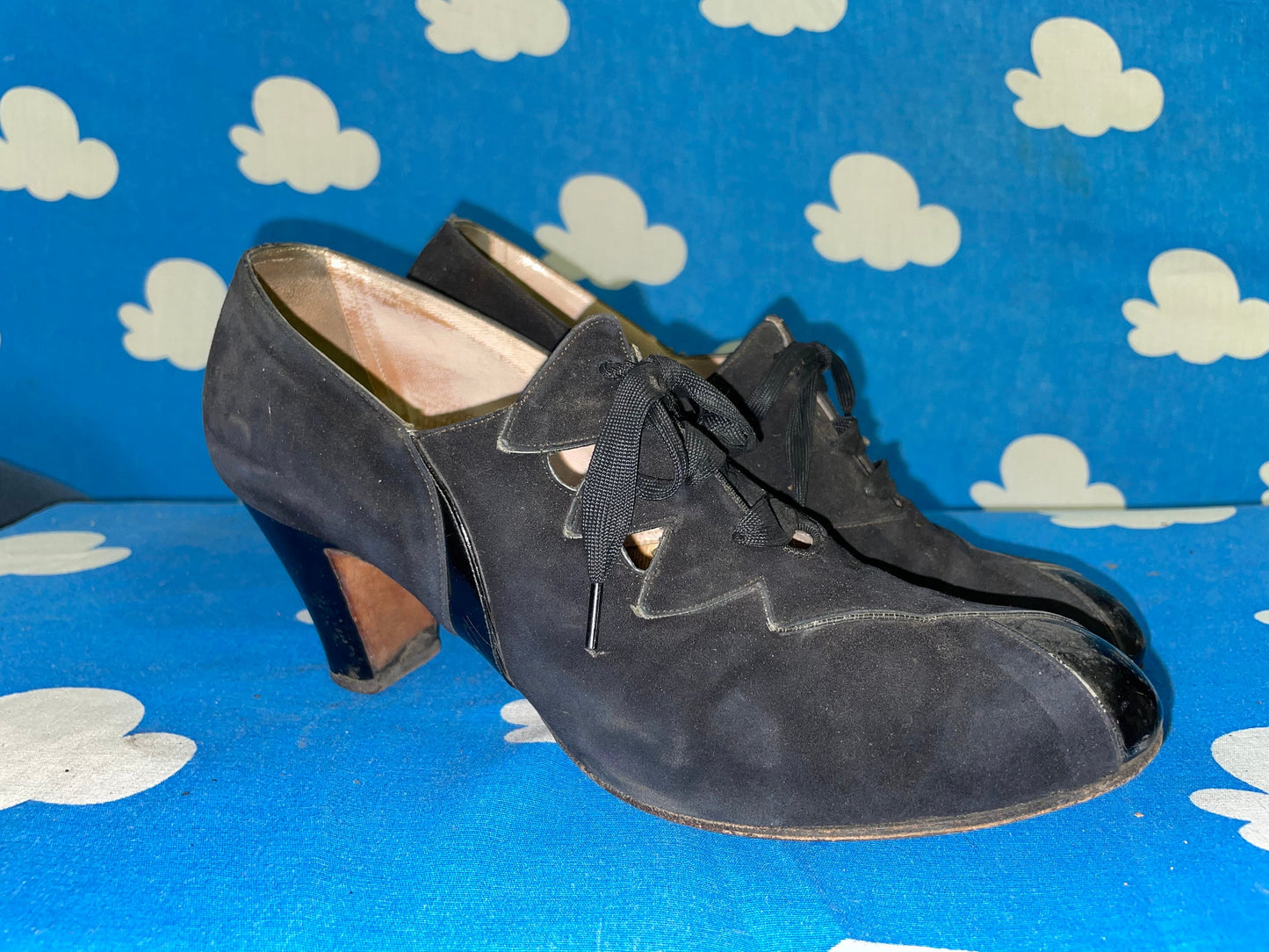 vtg 40s ART DECO PUMPS // cut out kitten heels black leather sexy goth winter witch 1930s cute chunky low suede shoes zig zag rockabilly