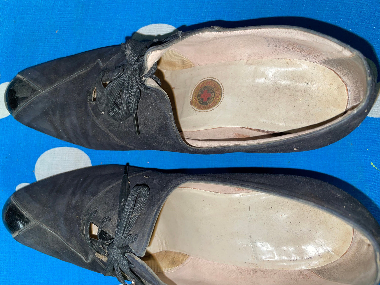 vtg 40s ART DECO PUMPS // cut out kitten heels black leather sexy goth winter witch 1930s cute chunky low suede shoes zig zag rockabilly