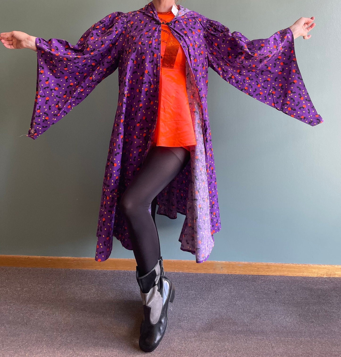 vtg 80s PURPLE WIZARD ROBE // vintage bats moons stars hooded angel sleeve dress Halloween costume hocus pocus cute witch theatre made