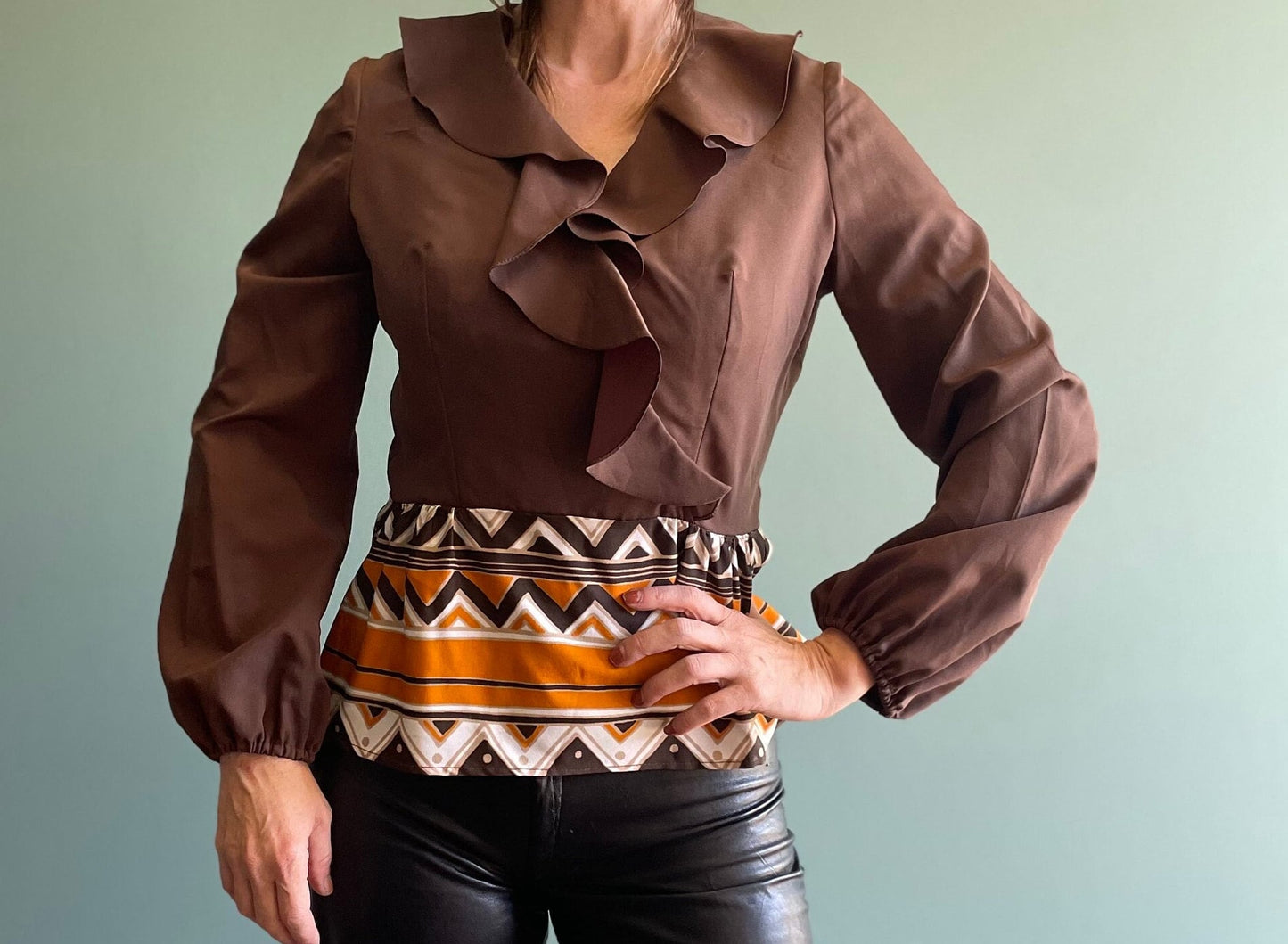 vtg 60s ABSTRACT PRINT TOP // vintage Gay Gibson small womens ruffle collar abstract pattern balloon sleeve mod retro autumn winter fashion