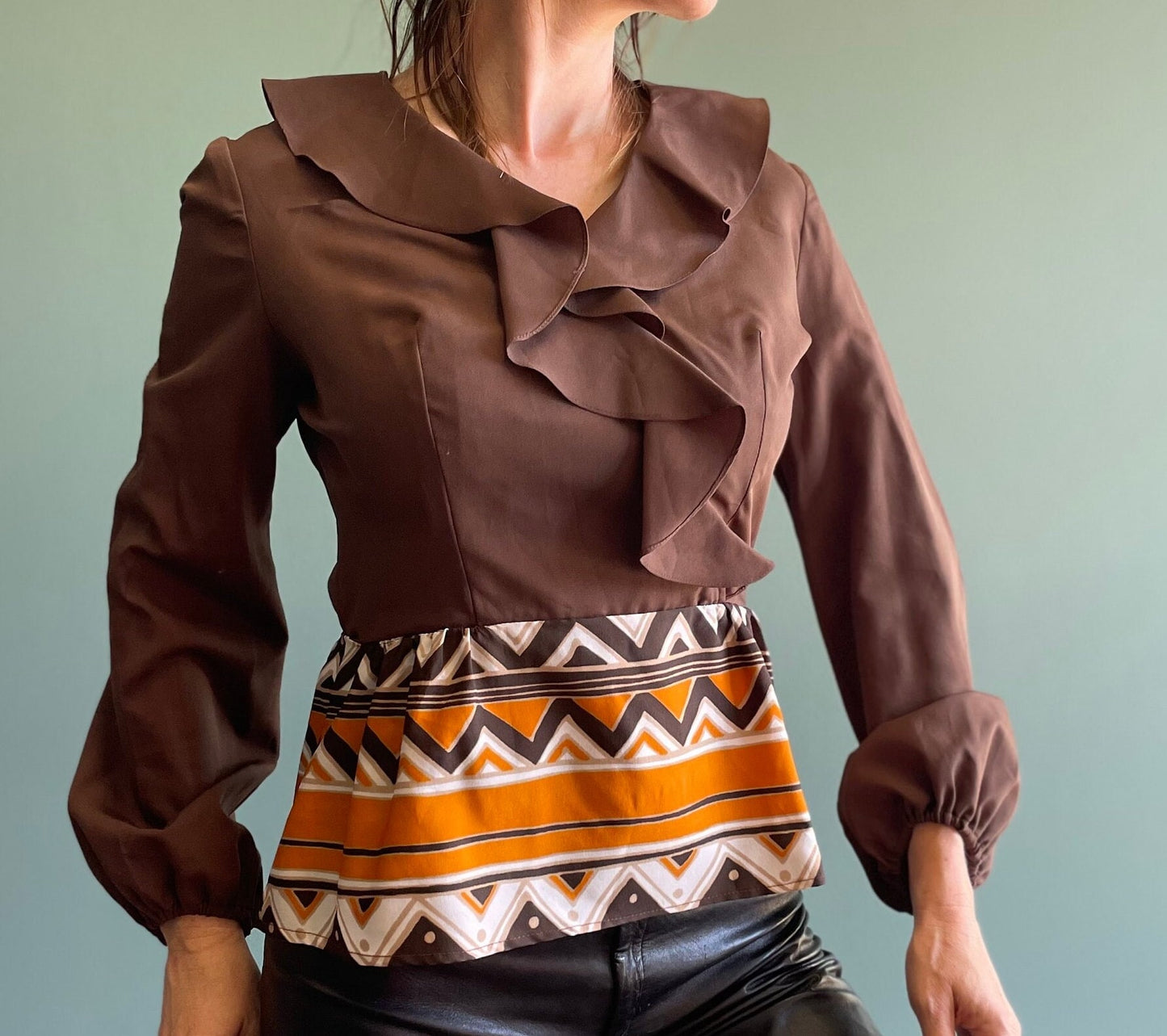 vtg 60s ABSTRACT PRINT TOP // vintage Gay Gibson small womens ruffle collar abstract pattern balloon sleeve mod retro autumn winter fashion