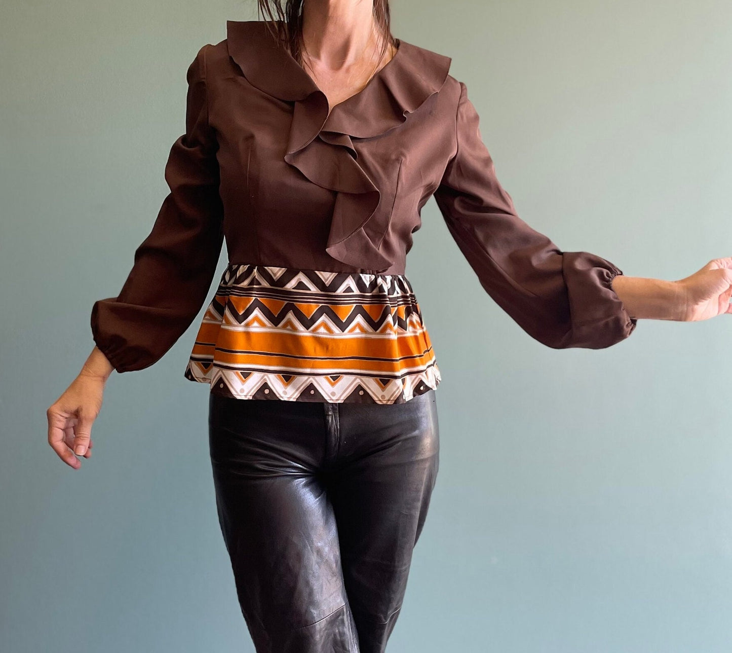 vtg 60s ABSTRACT PRINT TOP // vintage Gay Gibson small womens ruffle collar abstract pattern balloon sleeve mod retro autumn winter fashion