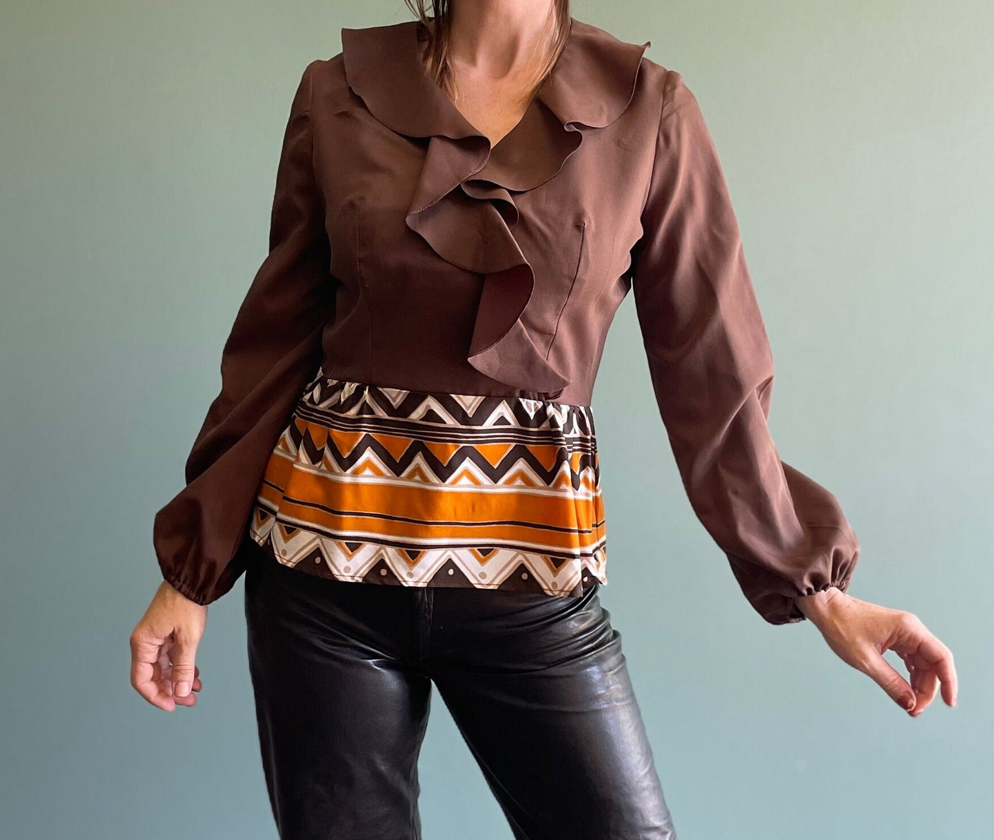 vtg 60s ABSTRACT PRINT TOP // vintage Gay Gibson small womens ruffle collar abstract pattern balloon sleeve mod retro autumn winter fashion