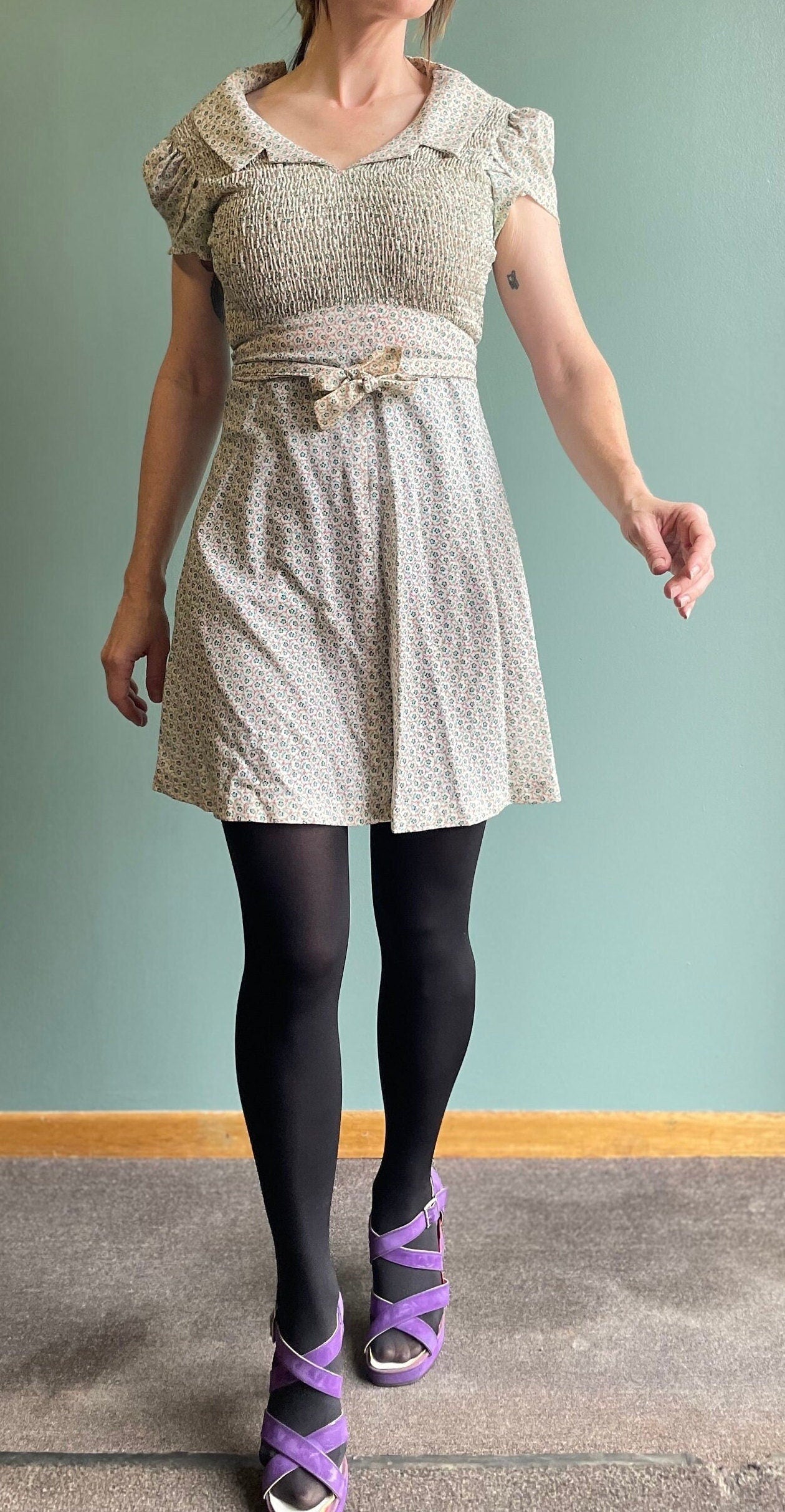 vtg 70s FLORAL DOLLY DRESS // vintage cute cinchy belted mini dress pan collar ditzy kitschy mod retro puffed sleeve neutral floral pattern