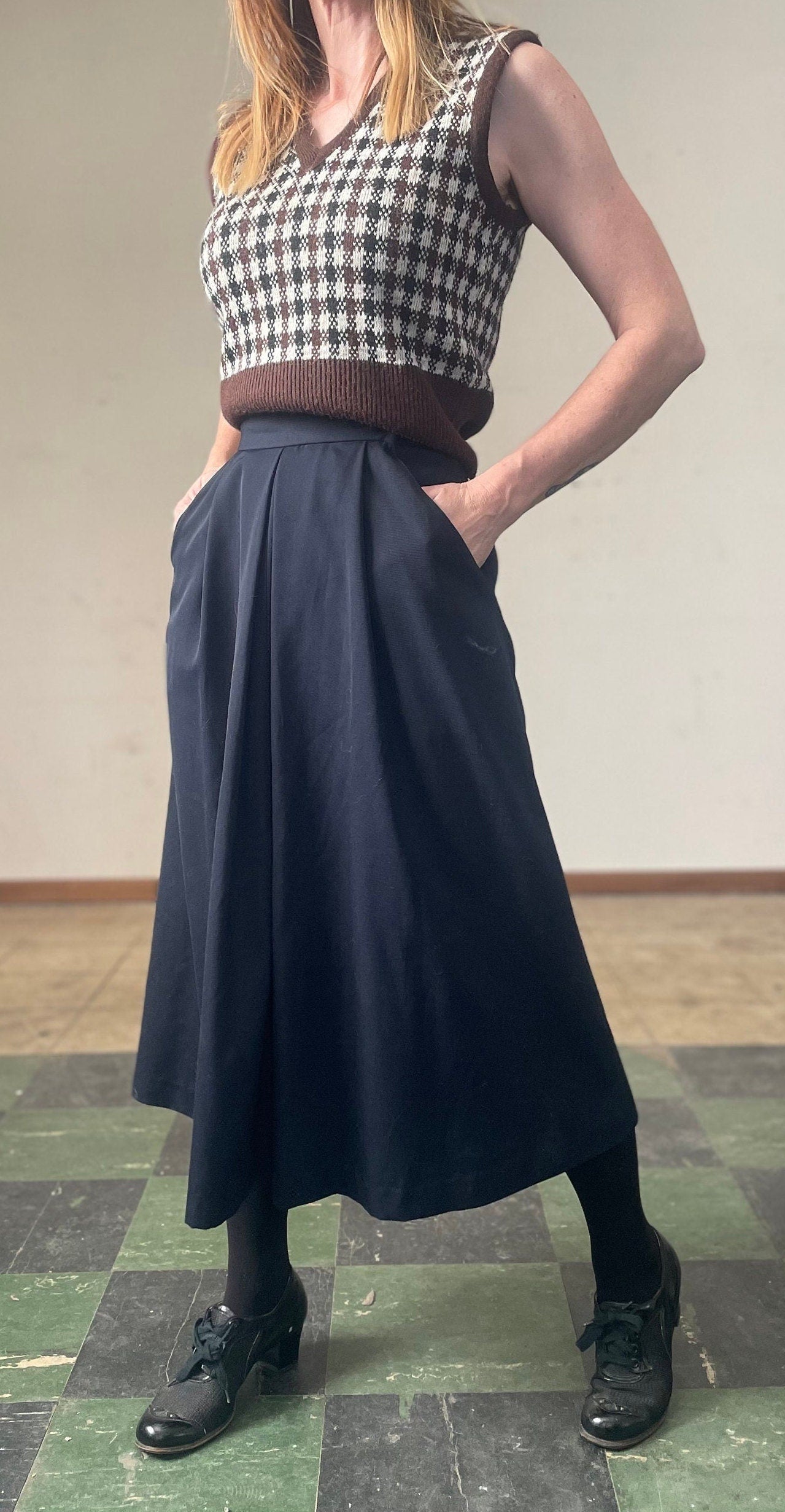 vtg 80s MID LENGTH SKIRT // vintage womens small navy blue skirt with pockets 70s preppy front pleat midi skirt flowy rayon minimalist style