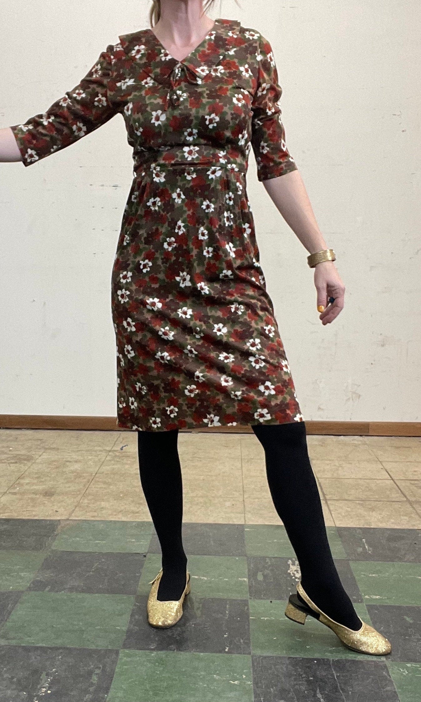 vtg 50s FLORAL JERSEY DRESS **As Is Wounded Bird** // vintage slinky brown flowy autumn fall winter casual earth tones day dress winter