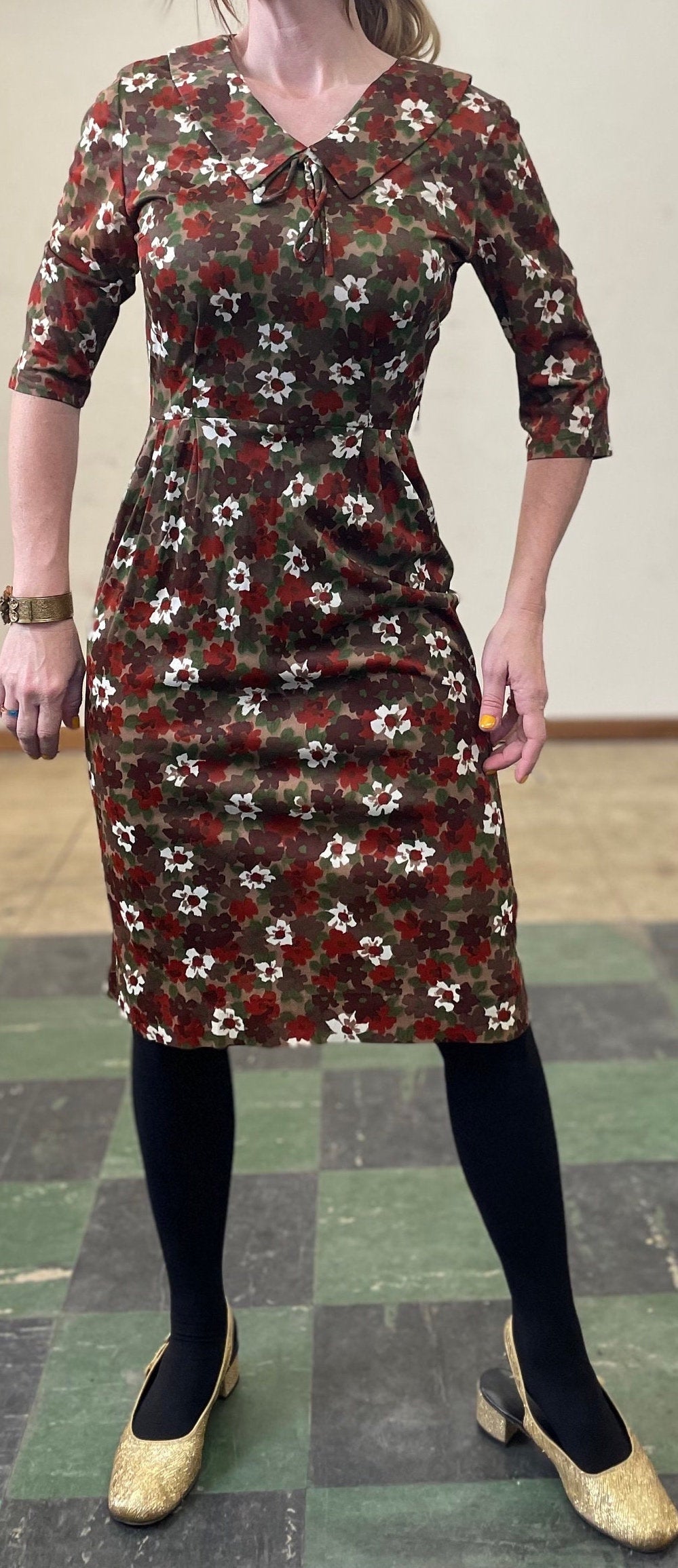 vtg 50s FLORAL JERSEY DRESS **As Is Wounded Bird** // vintage slinky brown flowy autumn fall winter casual earth tones day dress winter