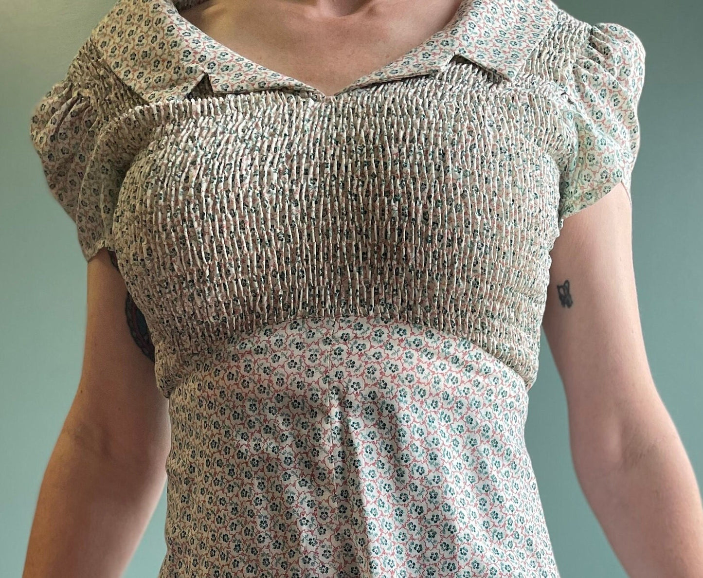 vtg 70s FLORAL DOLLY DRESS // vintage cute cinchy belted mini dress pan collar ditzy kitschy mod retro puffed sleeve neutral floral pattern