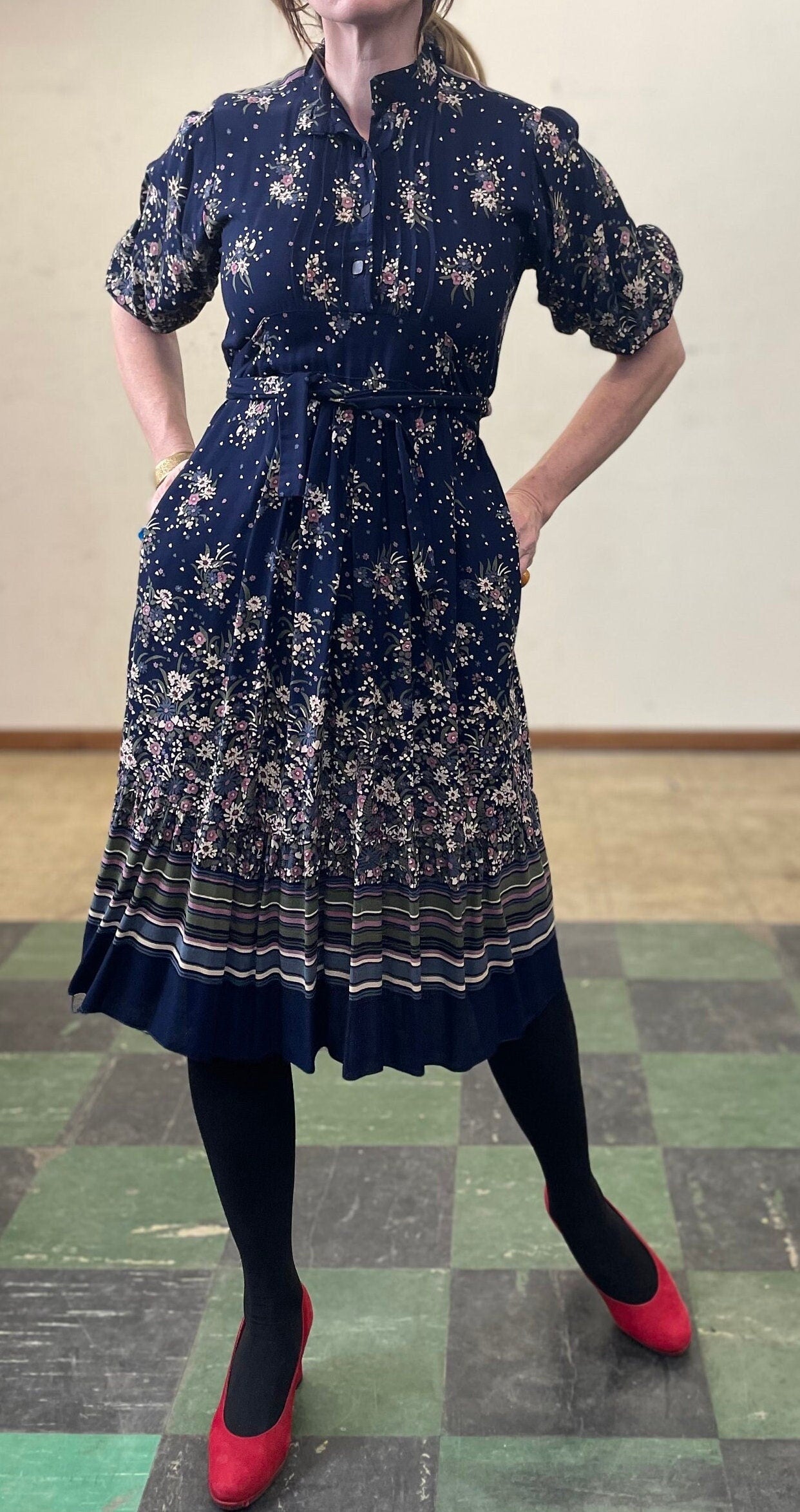 vtg 70s PUFFED SLEEVE Dress With POCKETS // vintage womens medium belted flowy autumn style earth tones 40s style slinky floral fall dress