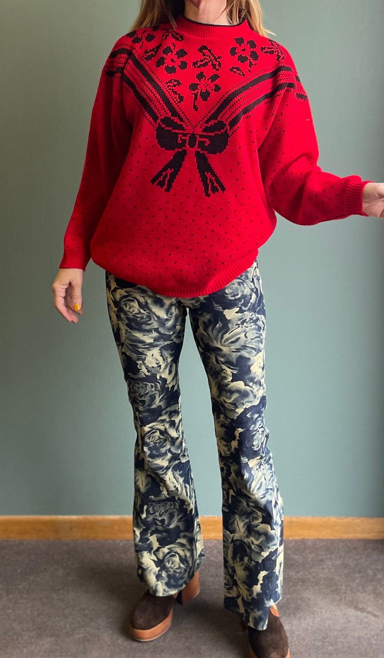 XMAS vtg SWEATER // Vintage 80s Red & Black Ribbon Print Abstract Gift Wrap Bow Slouchy Red aop loud festive holiday cheer joy noel santa