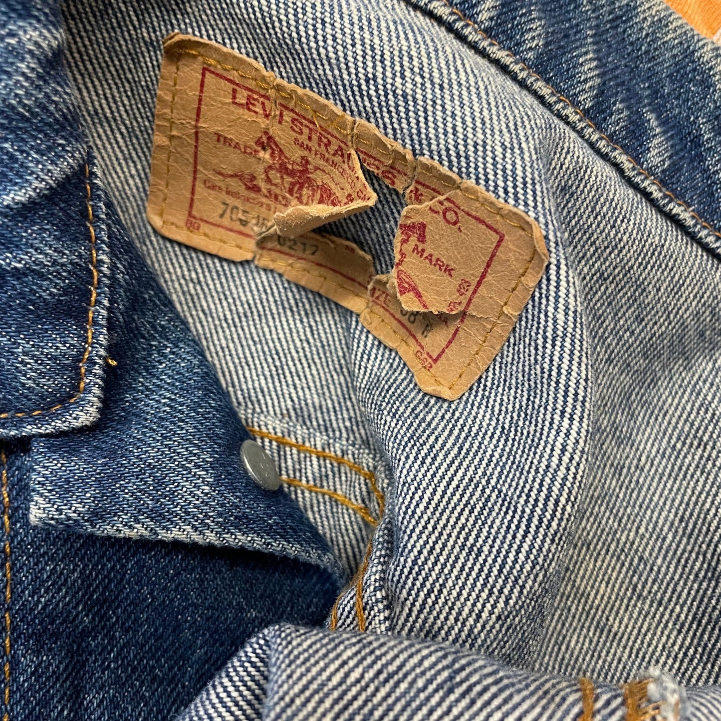 Vtg LEVIS MEDIUM WASH jean jacket faded button up 80s 90s dark wash patina fitted denim jacket 70506-0217