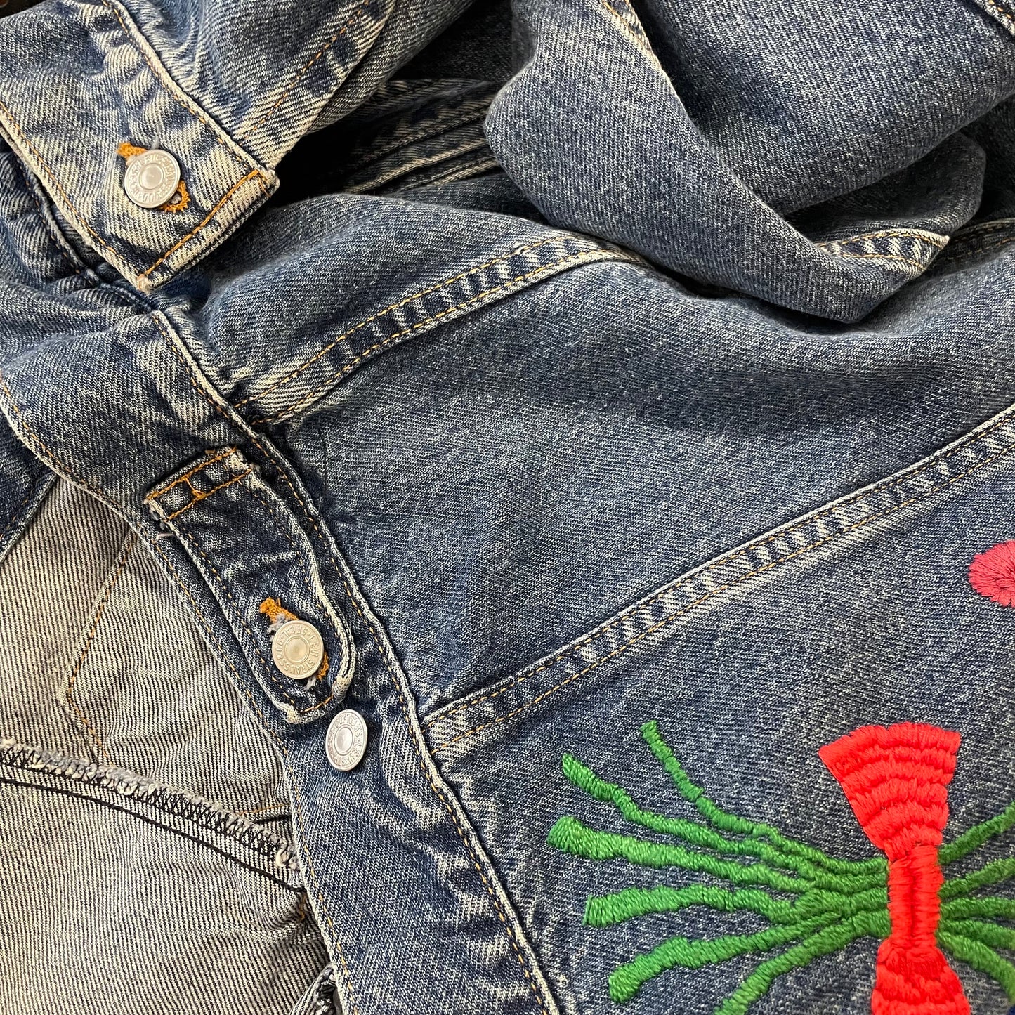 vtg levis BUTTERFLY EMBROIDERED jean jacket ꕤ ꕤ ꕤ 70s hippie retro cropped denim jacket 77715-0289 Levi's red label light medium wash