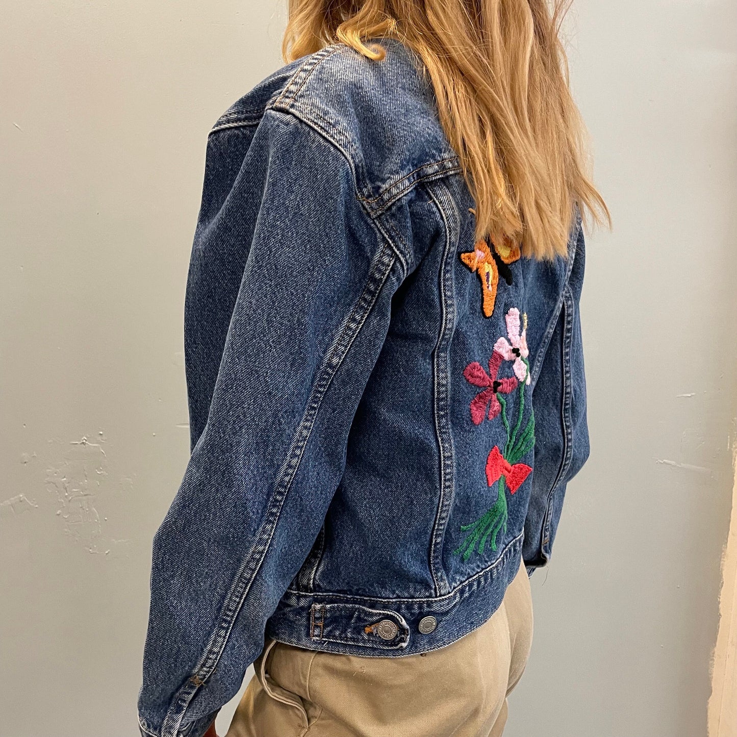 vtg levis BUTTERFLY EMBROIDERED jean jacket ꕤ ꕤ ꕤ 70s hippie retro cropped denim jacket 77715-0289 Levi's red label light medium wash