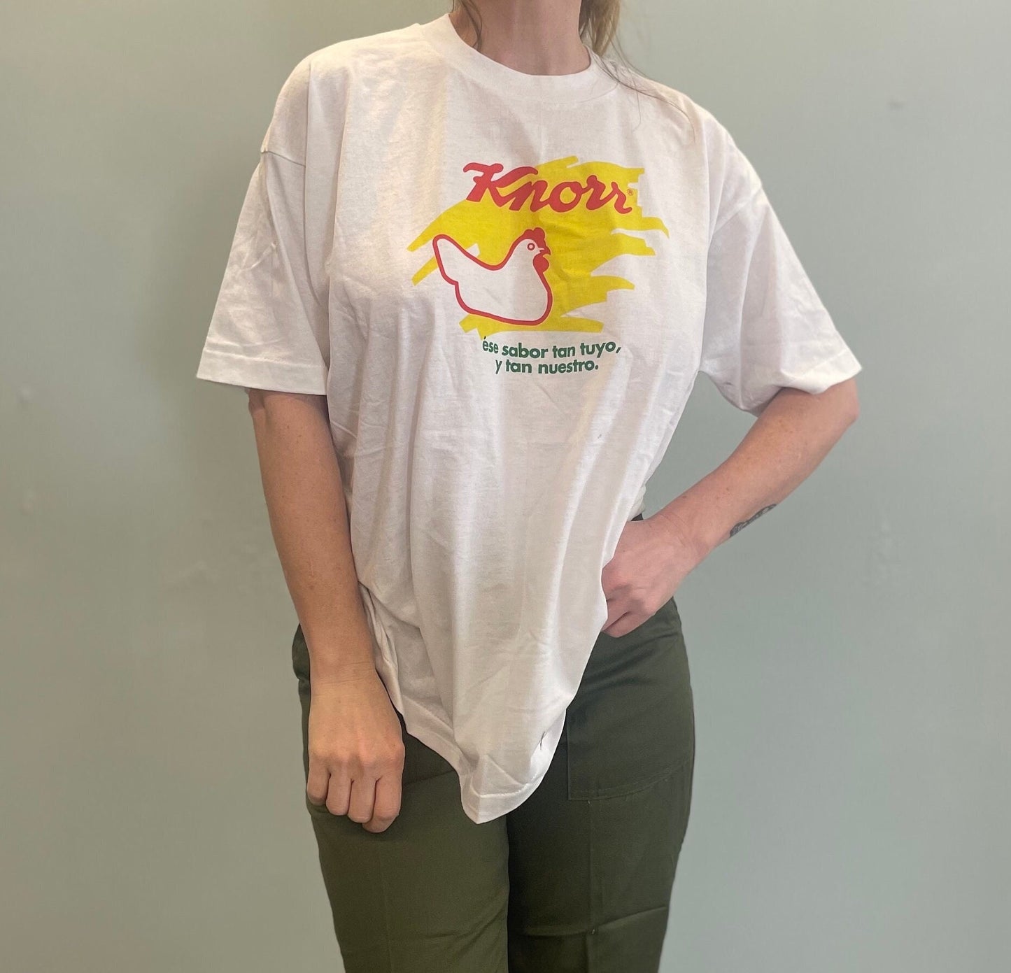 vtg KNORR CHICKEN BOUILLON broth tshirt ꕤ ꕤ ꕤ pop art spanish red and yellow pollo soup food snack season espanola mexico ꕤ ꕤ ꕤ nos xl
