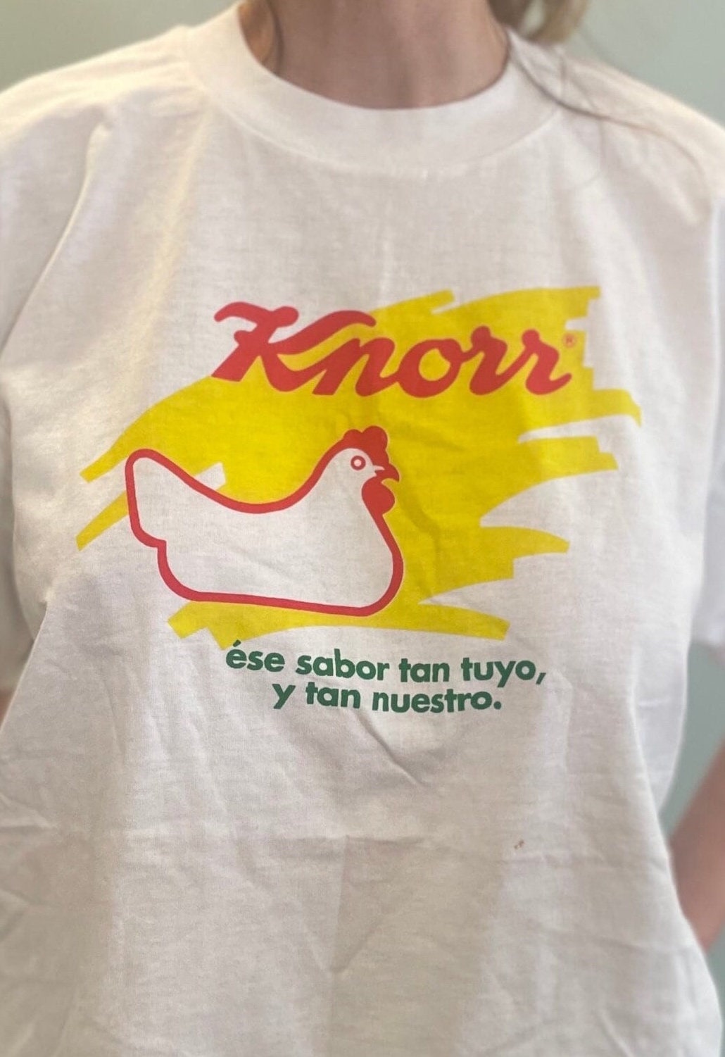 vtg KNORR CHICKEN BOUILLON broth tshirt ꕤ ꕤ ꕤ pop art spanish red and yellow pollo soup food snack season espanola mexico ꕤ ꕤ ꕤ nos xl
