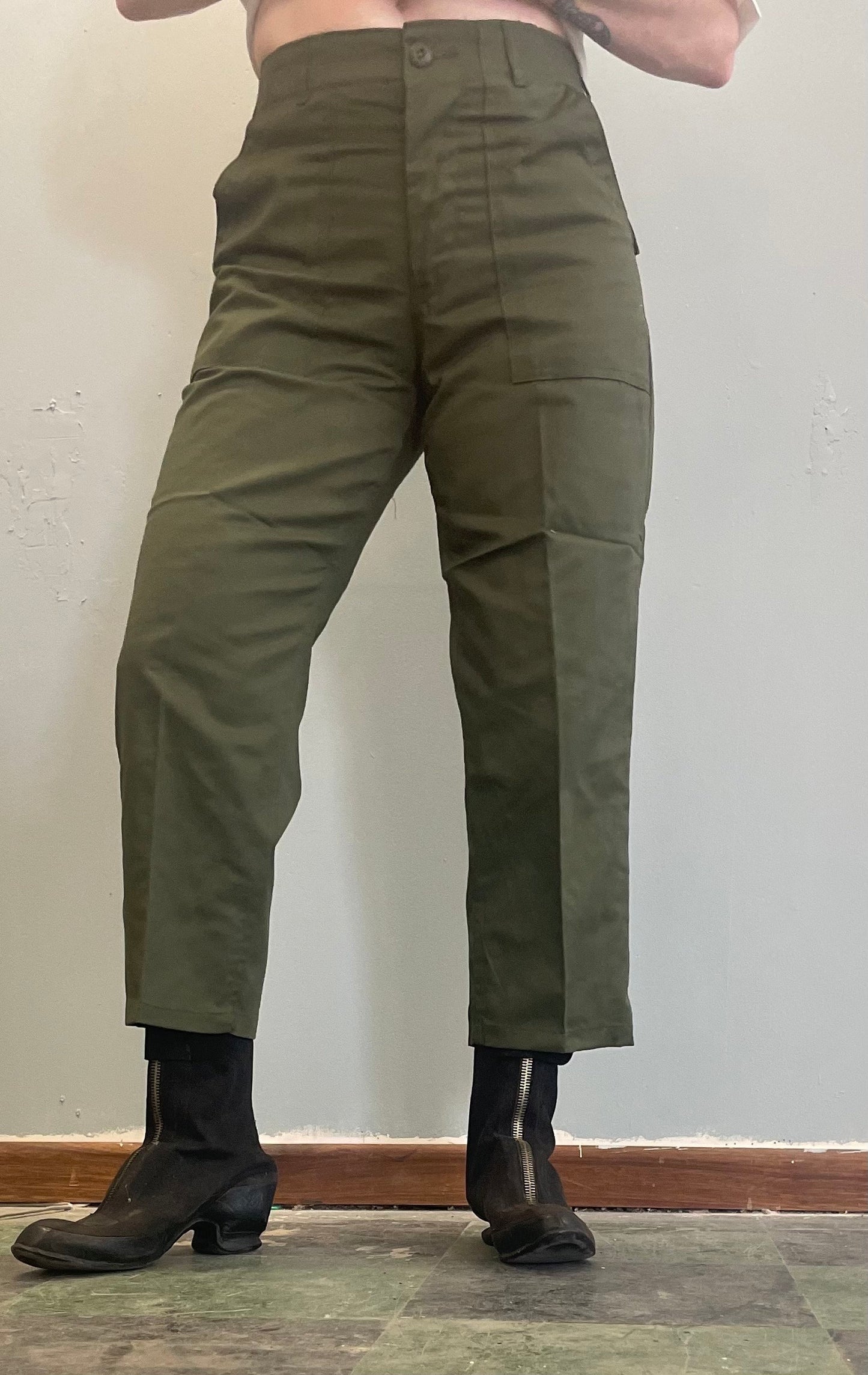 vtg OG 507 UTILITY TROUSERS pants ꕤ ꕤ ꕤ 1981 short capri high waisted olive green military nos 80s fitted og 107 vietnam us army ꕤ 30 x 25