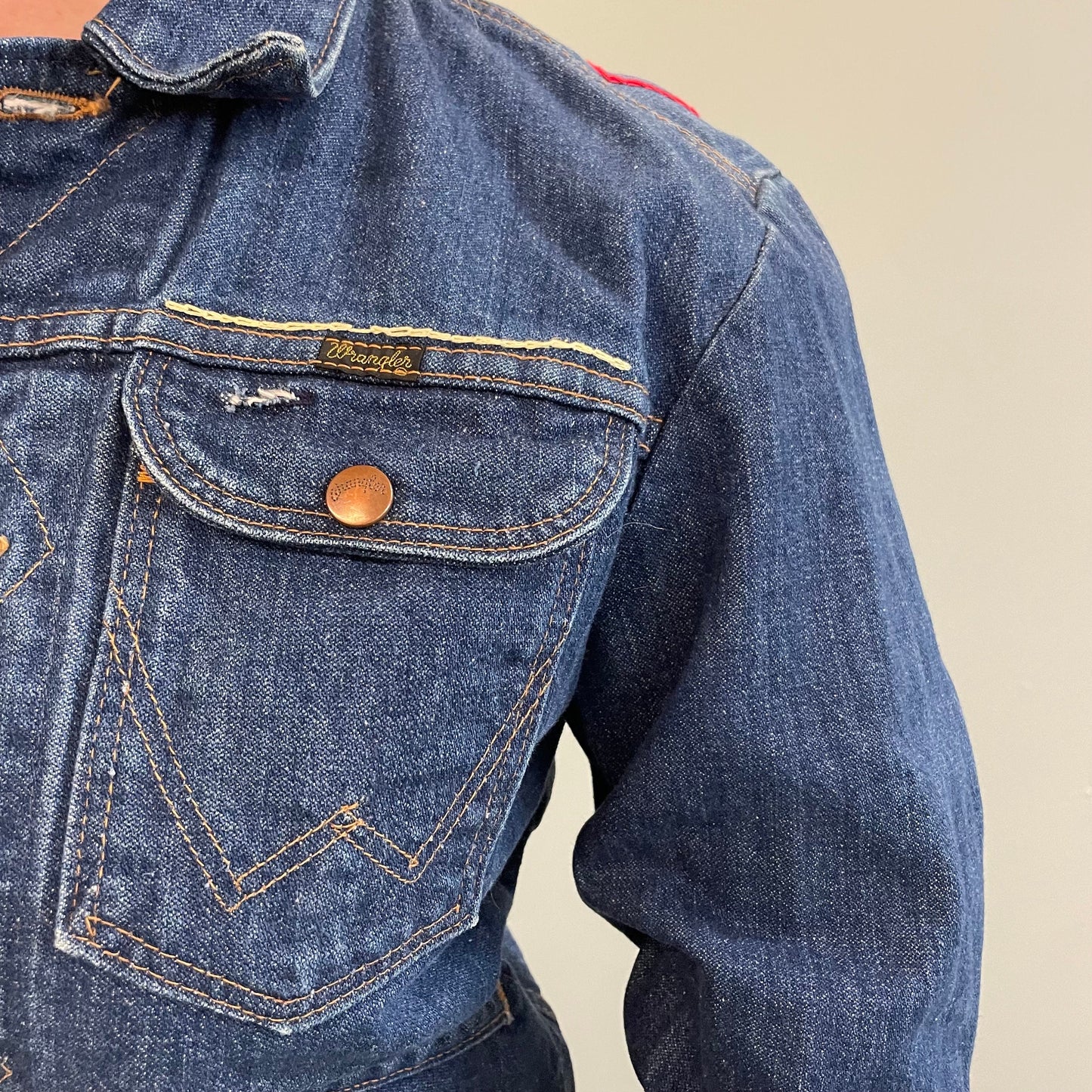 vtg 60s WRANGLER EMBROIDERED jean jacket ꕤ ꕤ ꕤ floral hippie yarn stitch psychedelic retro dark wash cropped denim womens small boho western