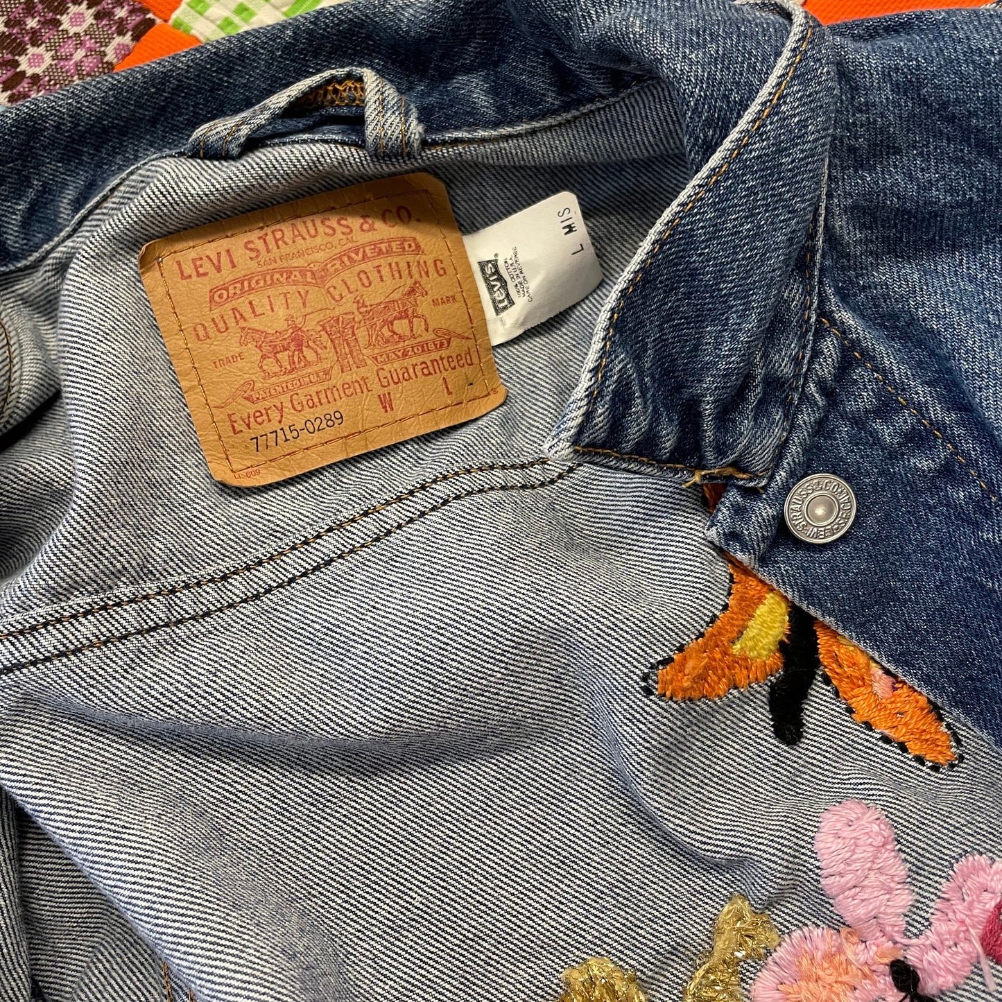 vtg levis BUTTERFLY EMBROIDERED jean jacket ꕤ ꕤ ꕤ 70s hippie retro cropped denim jacket 77715-0289 Levi's red label light medium wash