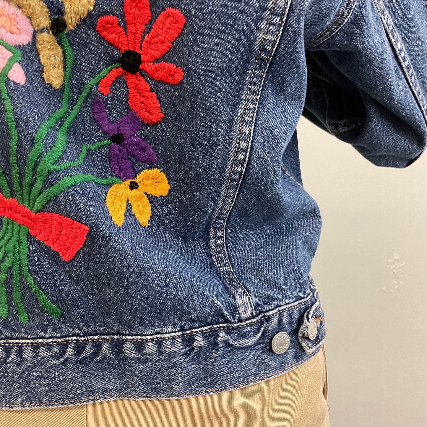 vtg levis BUTTERFLY EMBROIDERED jean jacket ꕤ ꕤ ꕤ 70s hippie retro cropped denim jacket 77715-0289 Levi's red label light medium wash