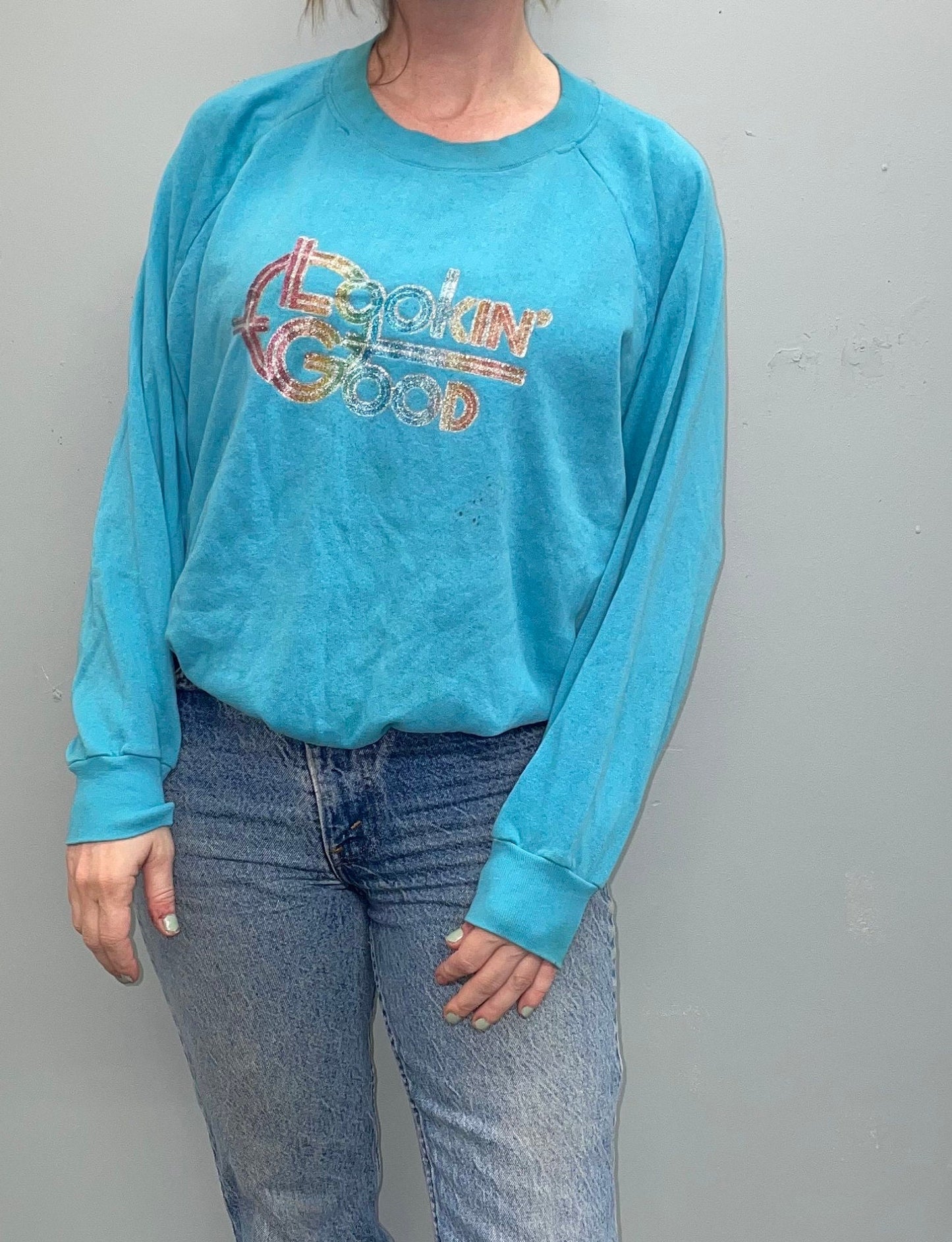 vtg 70s LOOKING GOOD SWEATSHIRT // vintage rainbow retro sparkle Iron on distressed thin blue  sticker funny saying ironic pms baggy shirt
