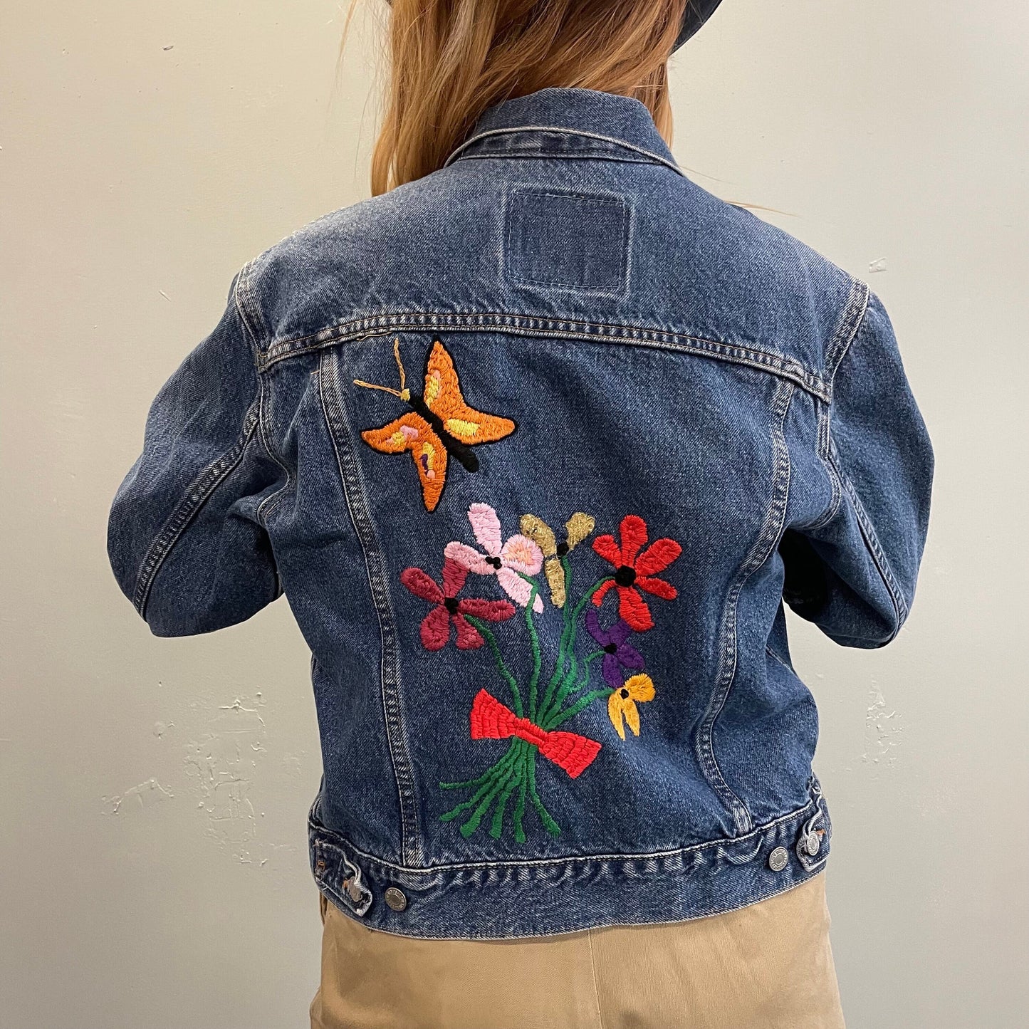 vtg levis BUTTERFLY EMBROIDERED jean jacket ꕤ ꕤ ꕤ 70s hippie retro cropped denim jacket 77715-0289 Levi's red label light medium wash