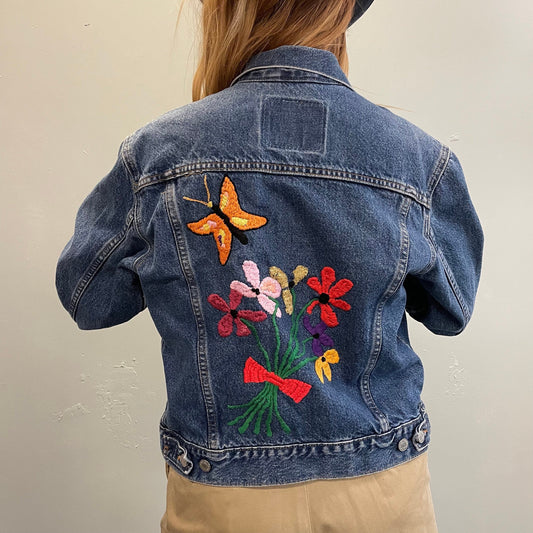vtg levis BUTTERFLY EMBROIDERED jean jacket  ꕤ  ꕤ ꕤ  70s hippie retro cropped denim jacket 77715-0289 Levi's red label light  medium wash