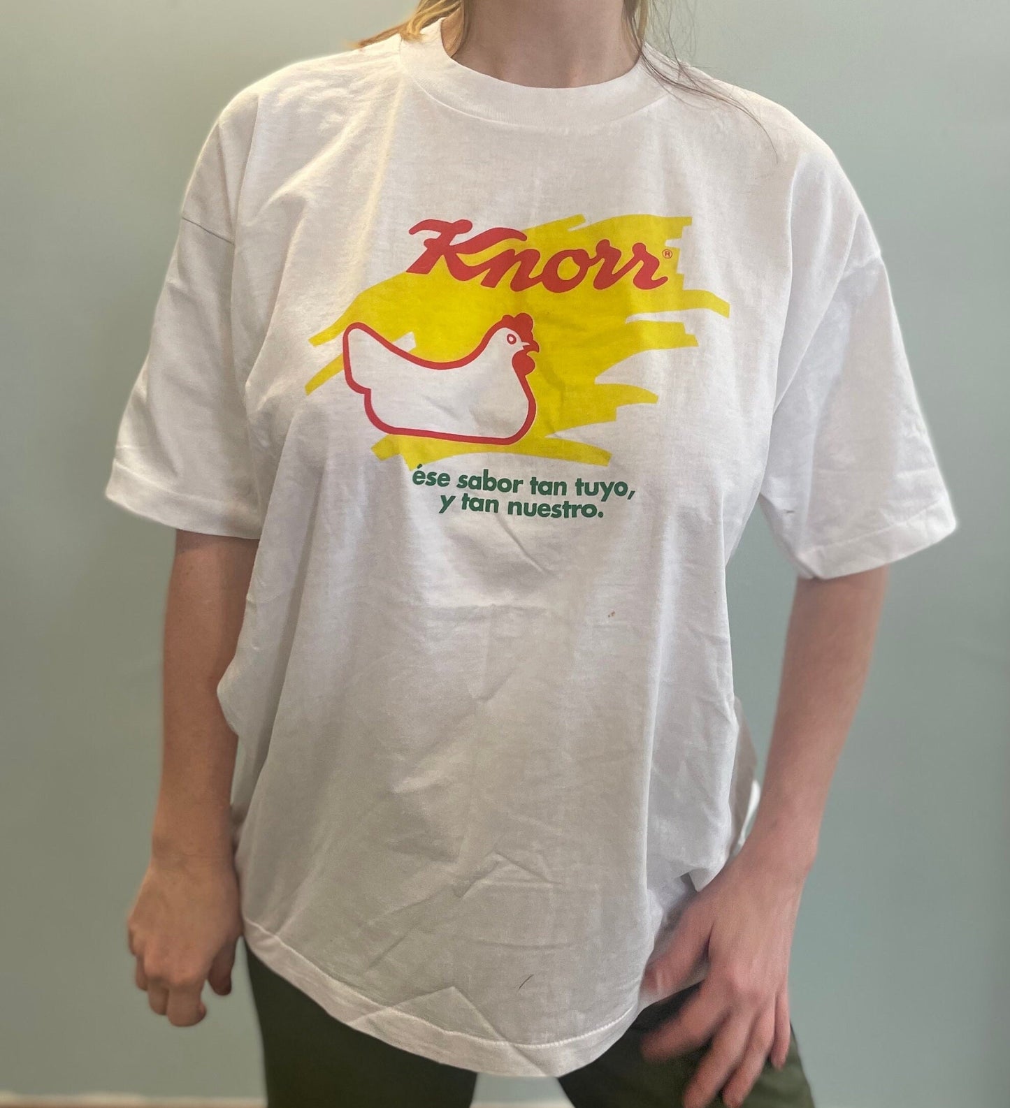 vtg KNORR CHICKEN BOUILLON broth tshirt ꕤ ꕤ ꕤ pop art spanish red and yellow pollo soup food snack season espanola mexico ꕤ ꕤ ꕤ nos xl