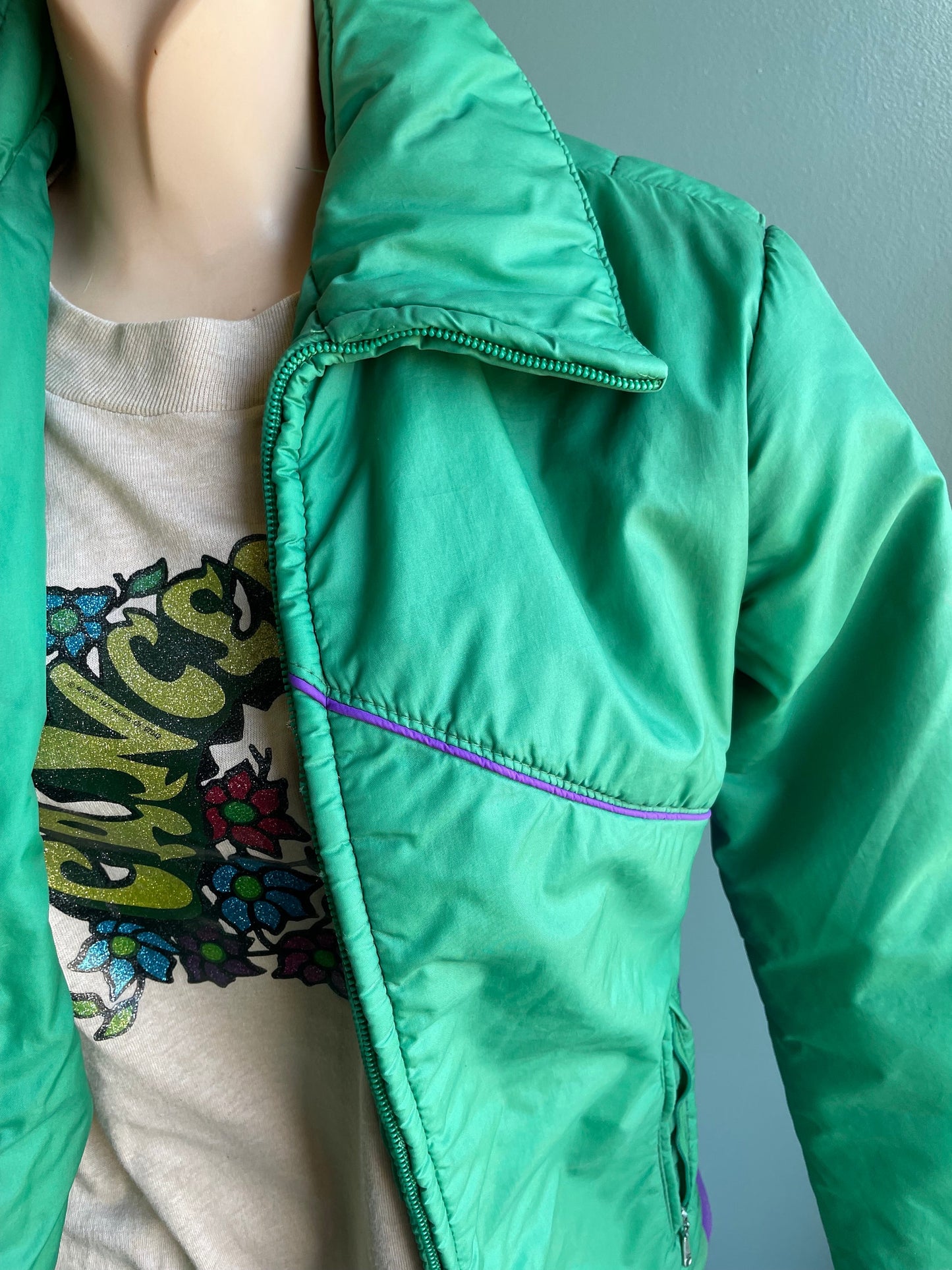 vtg 70s GREEN & PURPLE PUFFER Vest // vintage ski jacket snowboarding hipster winter slopes kelso that 70s show jackie burkhart cropped fall