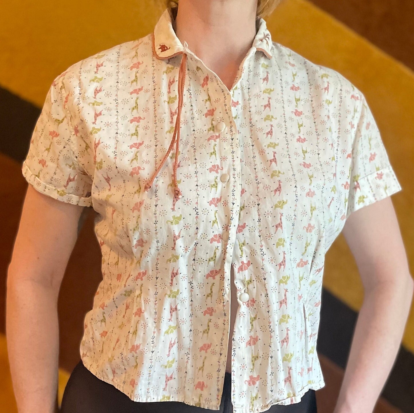 vtg 1950s GIRAFFE PATTERNED BLOUSE // vintage pan collar button down blouse Land Sea preppy rockabilly novelty print elephant cute top loop