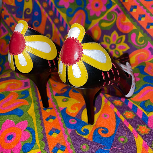 vtg Y2K FLOWER POWER STILETTOS // vintage pointy toe skinny heel pop art daisy heels black 90s  painted embroidered bright funky pumps 10