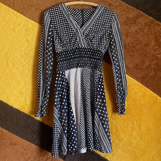 vtg 60s BLACK & WHITE SLINKY Dress /vintage flowy dress floral checkered striped polka dot a line dress v neck patterned jersey flare xs