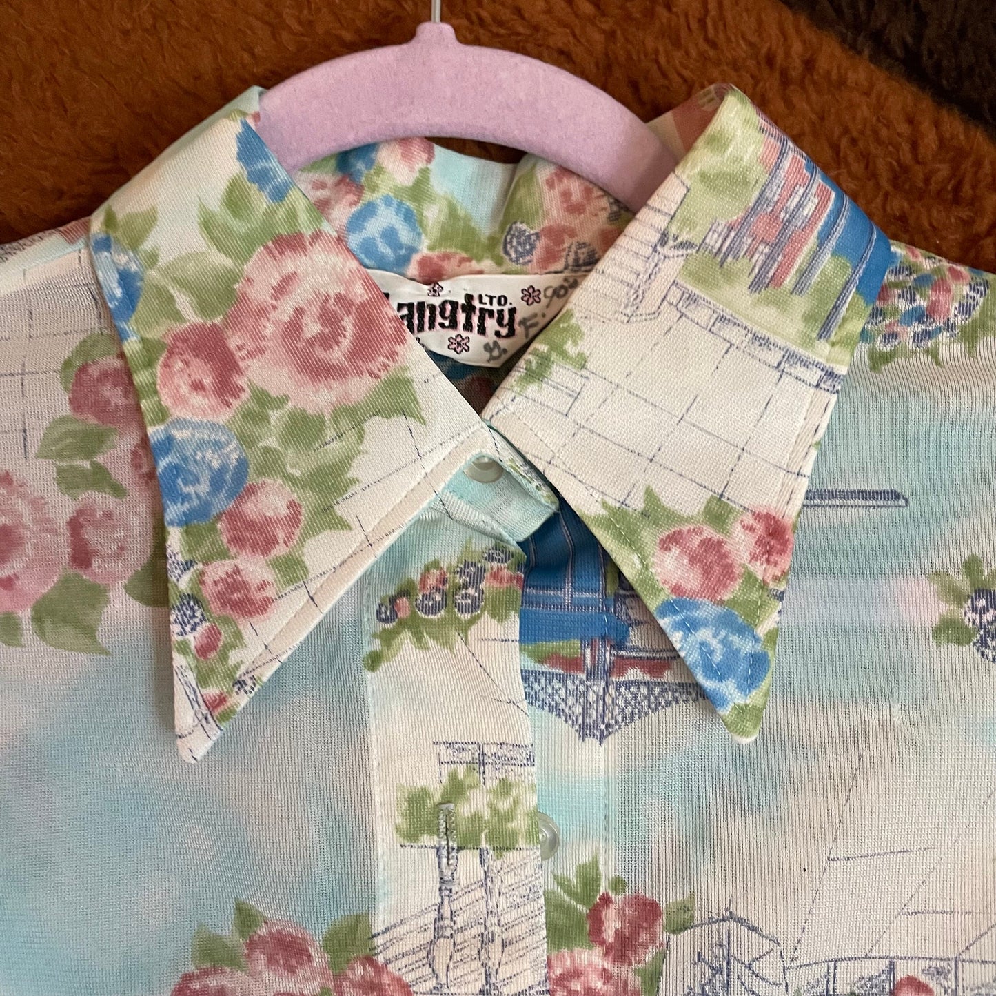 vtg 70s PSYCHEDELIC CROP TOP // vintage pointy collar bridge & roses patterned novelty print top Langtry brand hippie boho mod autumn school