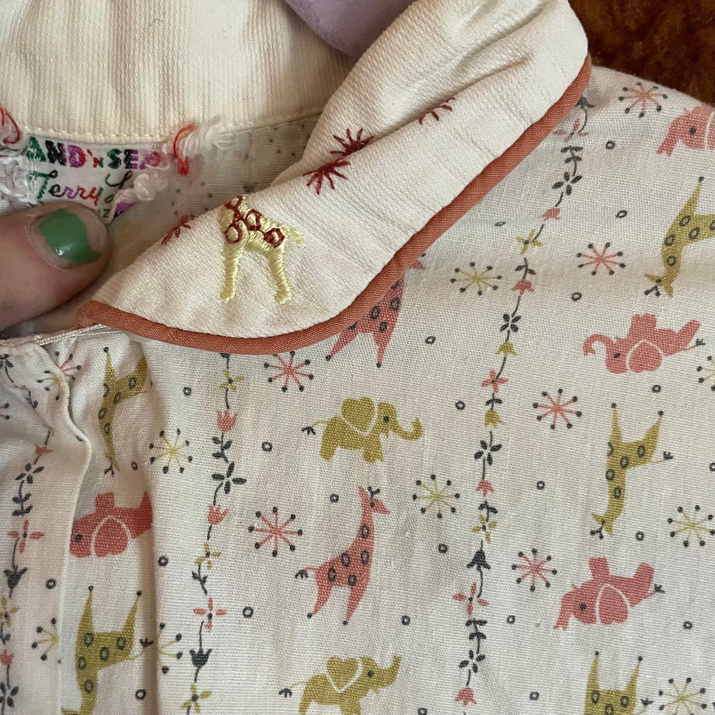 vtg 1950s GIRAFFE PATTERNED BLOUSE // vintage pan collar button down blouse Land Sea preppy rockabilly novelty print elephant cute top loop