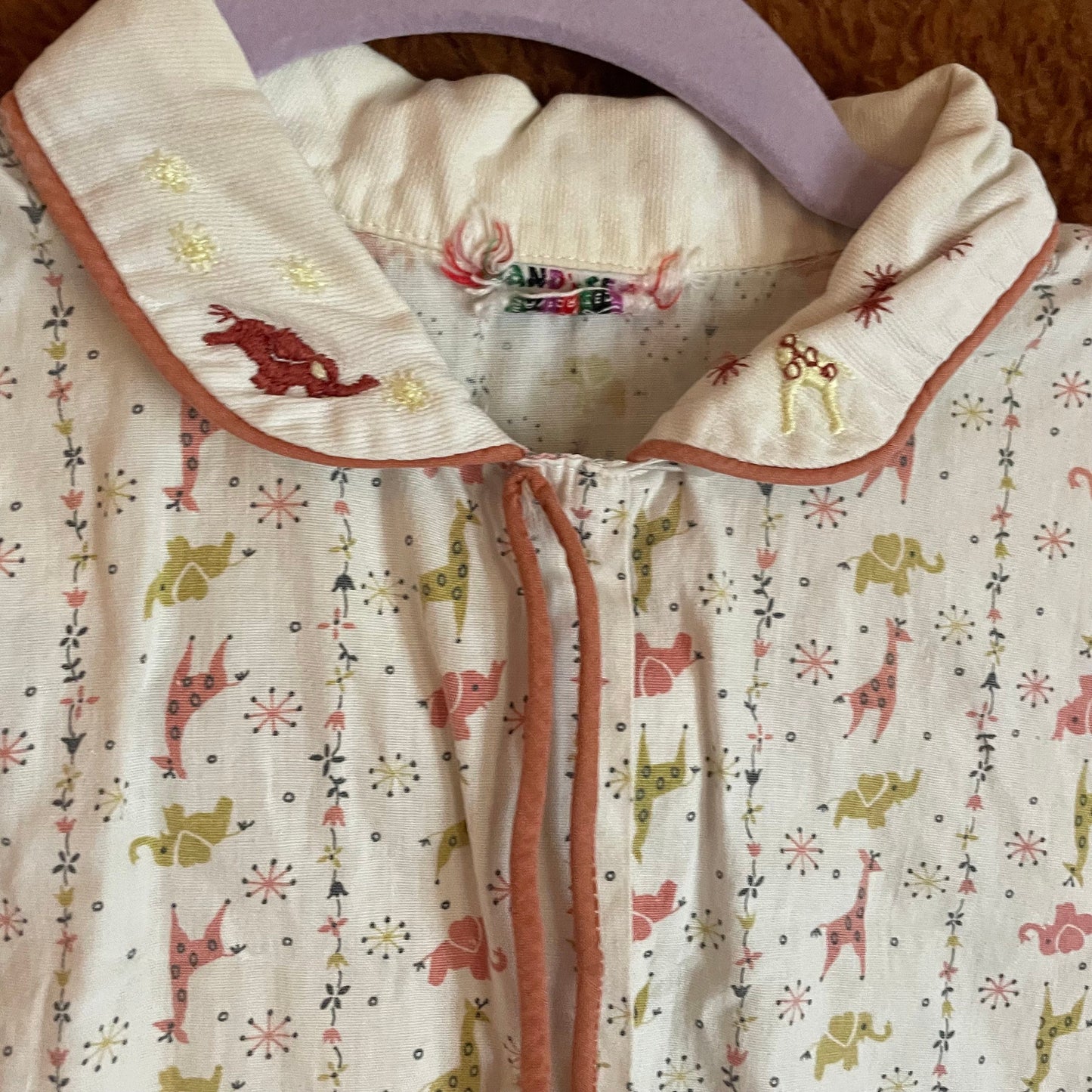 vtg 1950s GIRAFFE PATTERNED BLOUSE // vintage pan collar button down blouse Land Sea preppy rockabilly novelty print elephant cute top loop