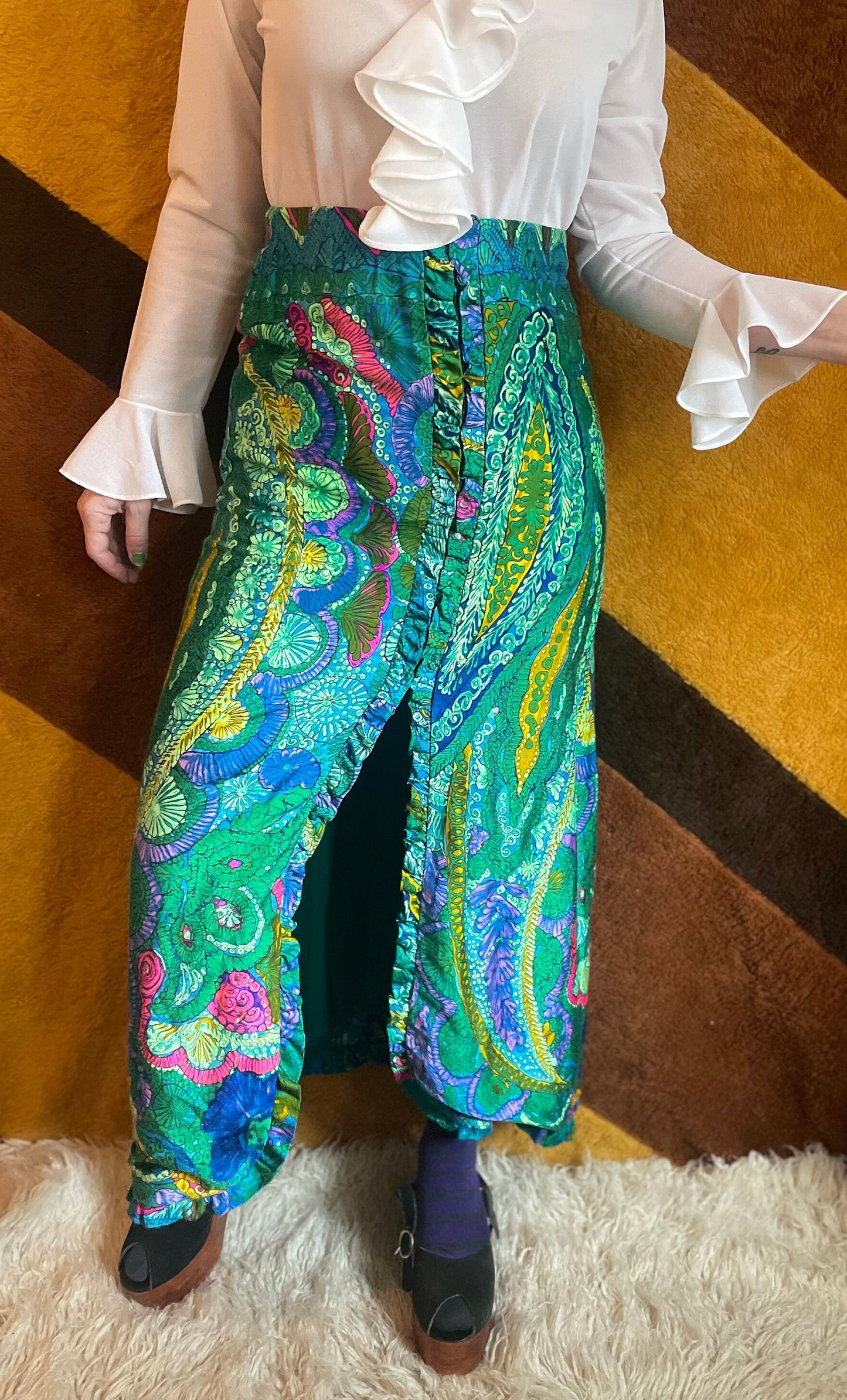 vtg 70s PSYCHEDELIC QUILTED SKIRT // vintage front slit ruffle trim full length trippy paisley seashell patterned maxi hippie mod retro