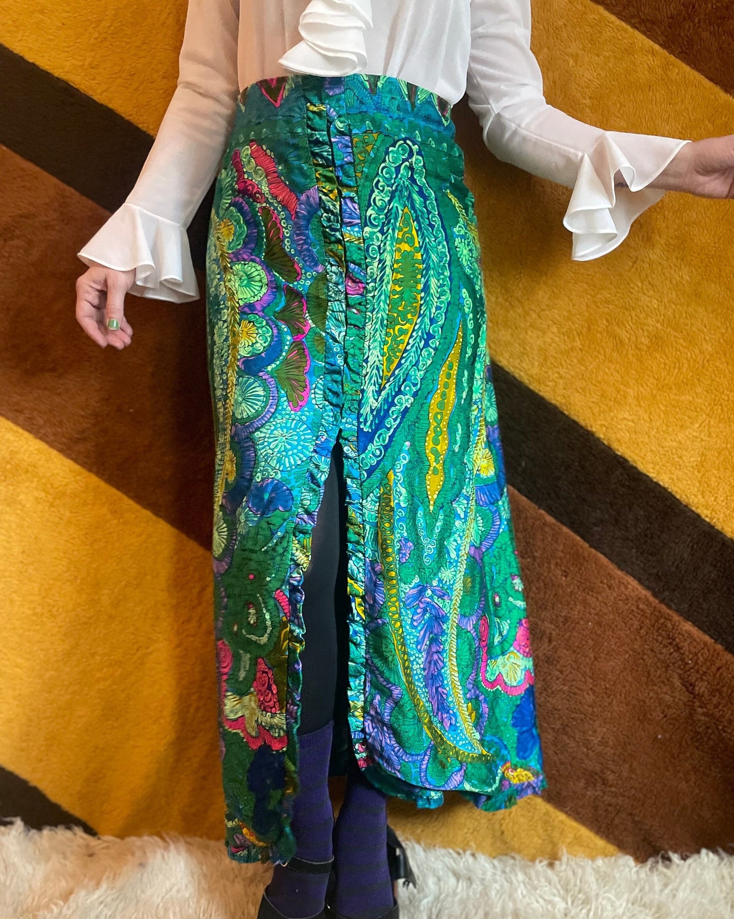 vtg 70s PSYCHEDELIC QUILTED SKIRT // vintage front slit ruffle trim full length trippy paisley seashell patterned maxi hippie mod retro