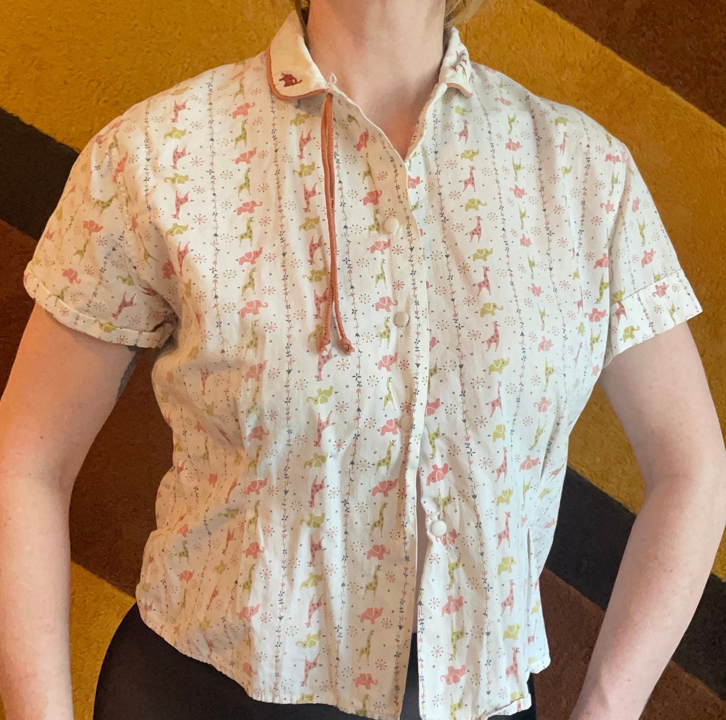 vtg 1950s GIRAFFE PATTERNED BLOUSE // vintage pan collar button down blouse Land Sea preppy rockabilly novelty print elephant cute top loop