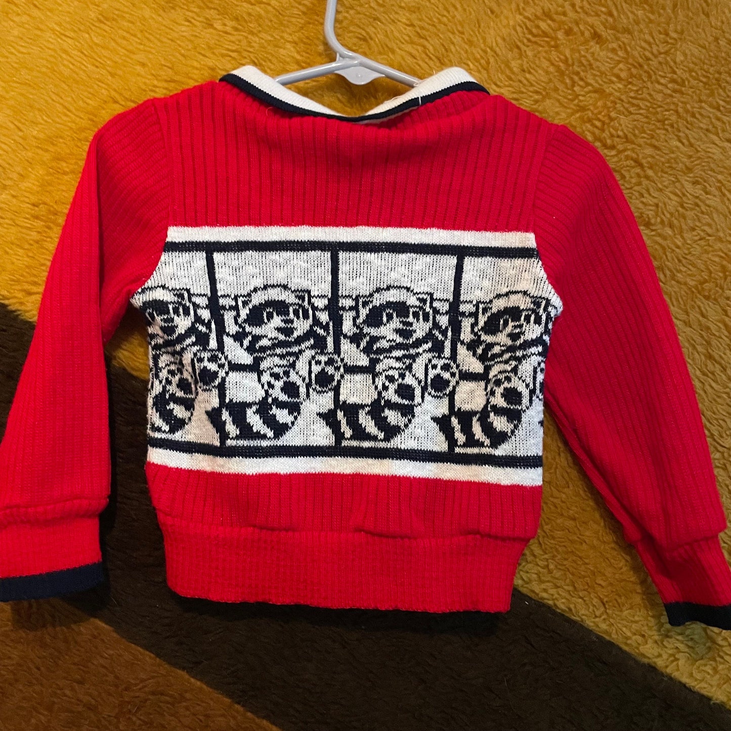 vtg 70s KIDS RACCOON PATTERN Sweatshirt // vintage knit jumper red & black cartoon animal retro collared sweater unisex kids clothes autumn