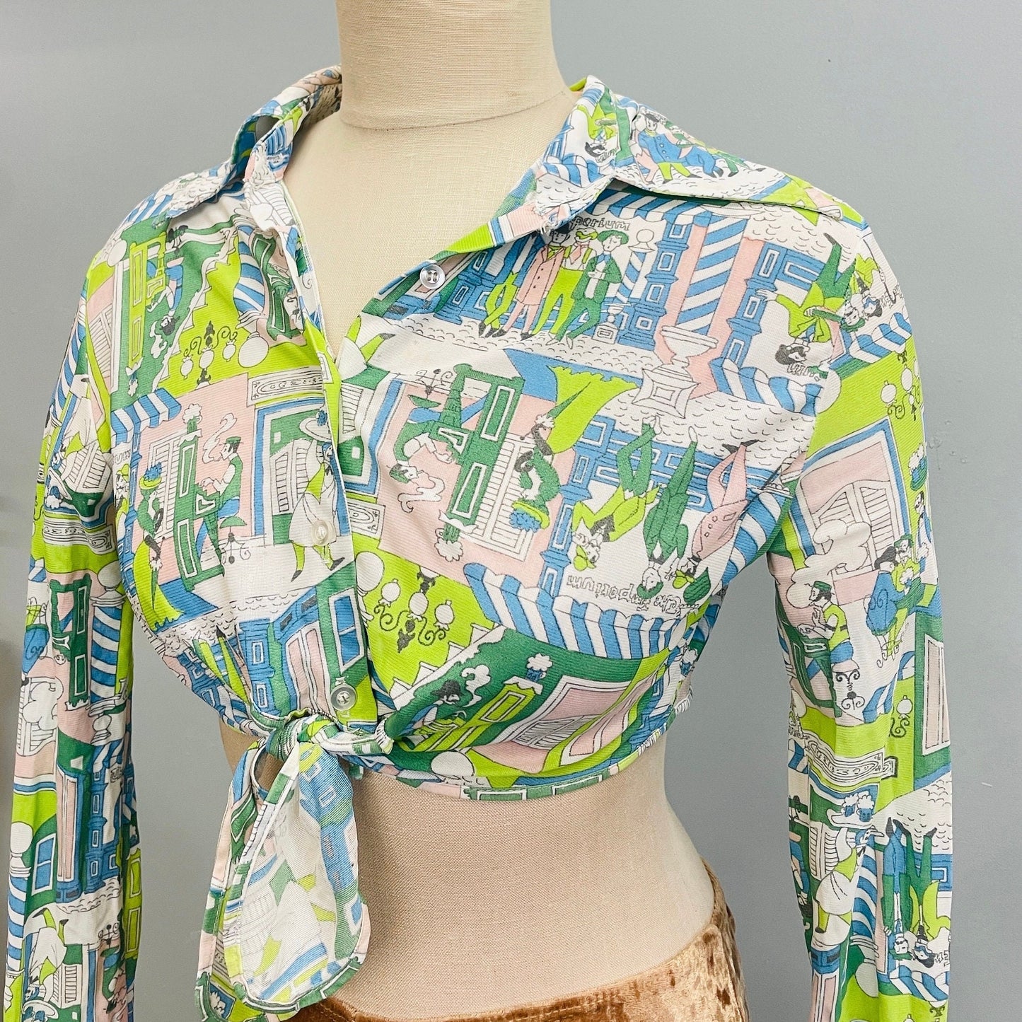 vtg 70s NOVELTY PRINT TOP // vintage womens small 1900s high society scene tie waist pointy collar psychedelic aop hippie cute mod crop top