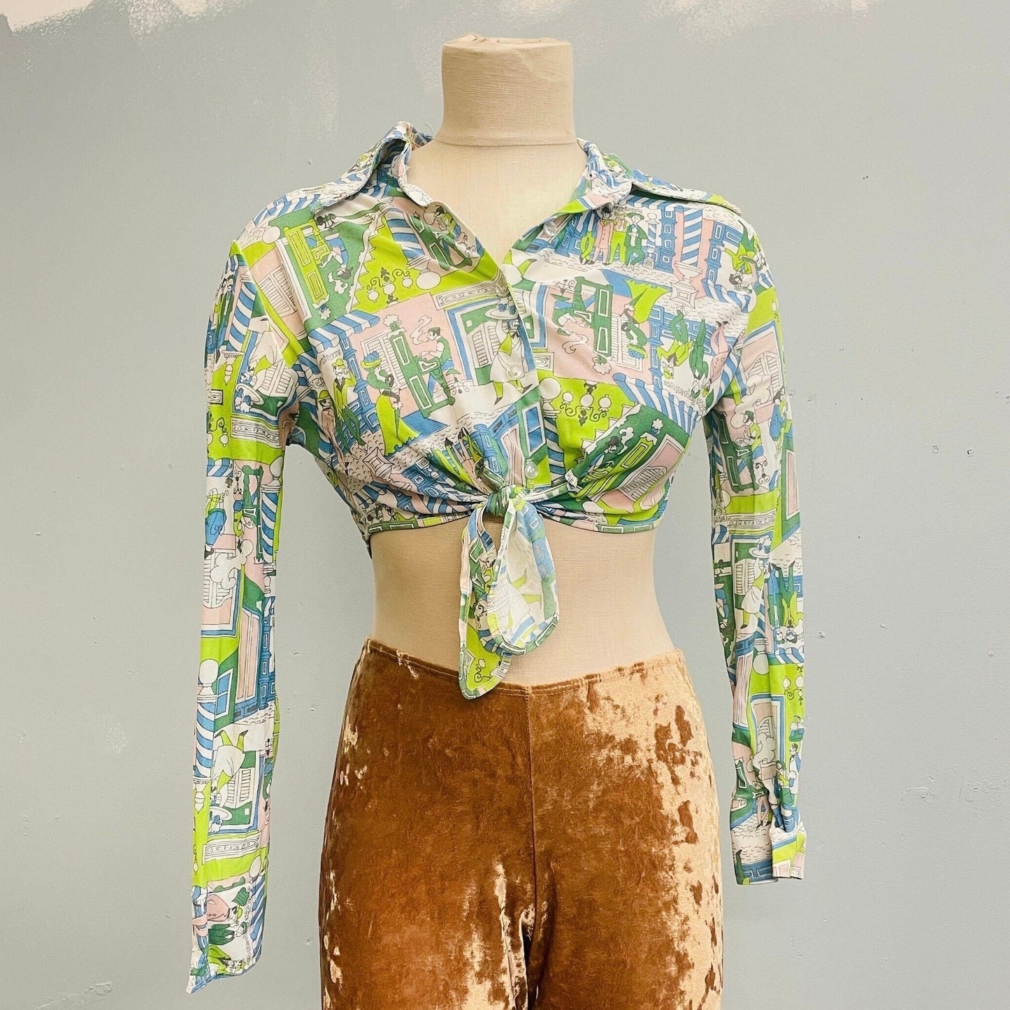 vtg 70s NOVELTY PRINT TOP // vintage womens small 1900s high society scene tie waist pointy collar psychedelic aop hippie cute mod crop top