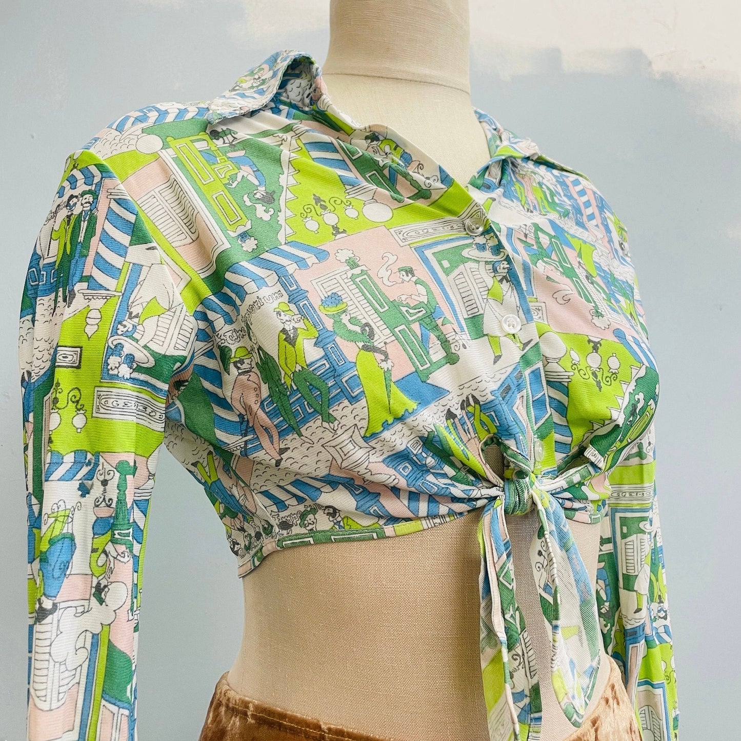 vtg 70s NOVELTY PRINT TOP // vintage womens small 1900s high society scene tie waist pointy collar psychedelic aop hippie cute mod crop top