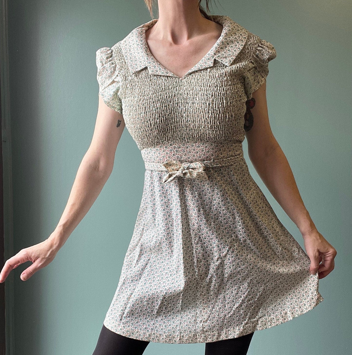 vtg 70s FLORAL DOLLY DRESS // vintage cute cinchy belted mini dress pan collar ditzy kitschy mod retro puffed sleeve neutral floral pattern