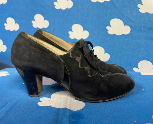 vtg 40s ART DECO PUMPS // cut out kitten heels black leather sexy goth winter witch 1930s cute chunky low suede shoes zig zag rockabilly